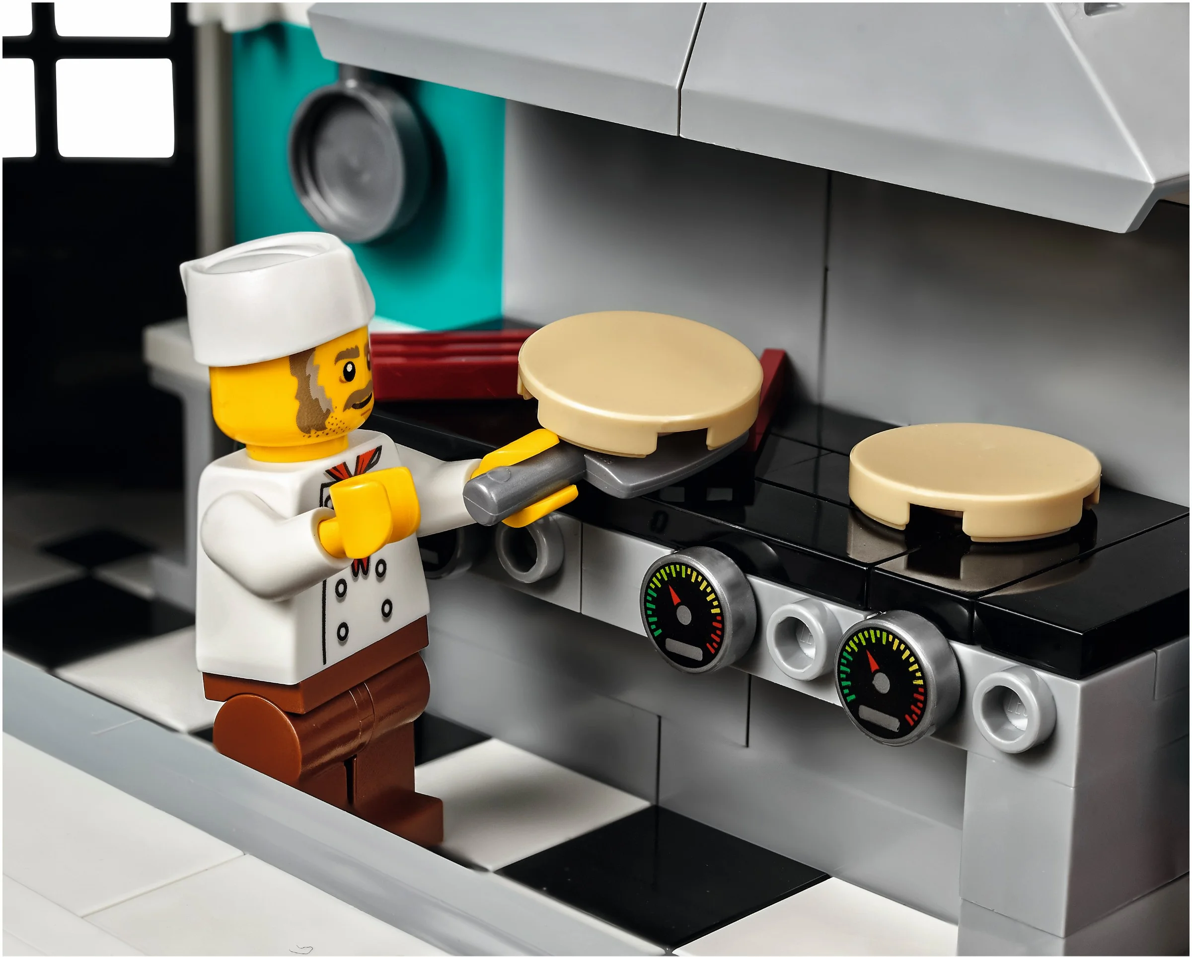 LEGO® 10260 Creator Expert Bistro w Śródmieściu - zdjęcie 8
