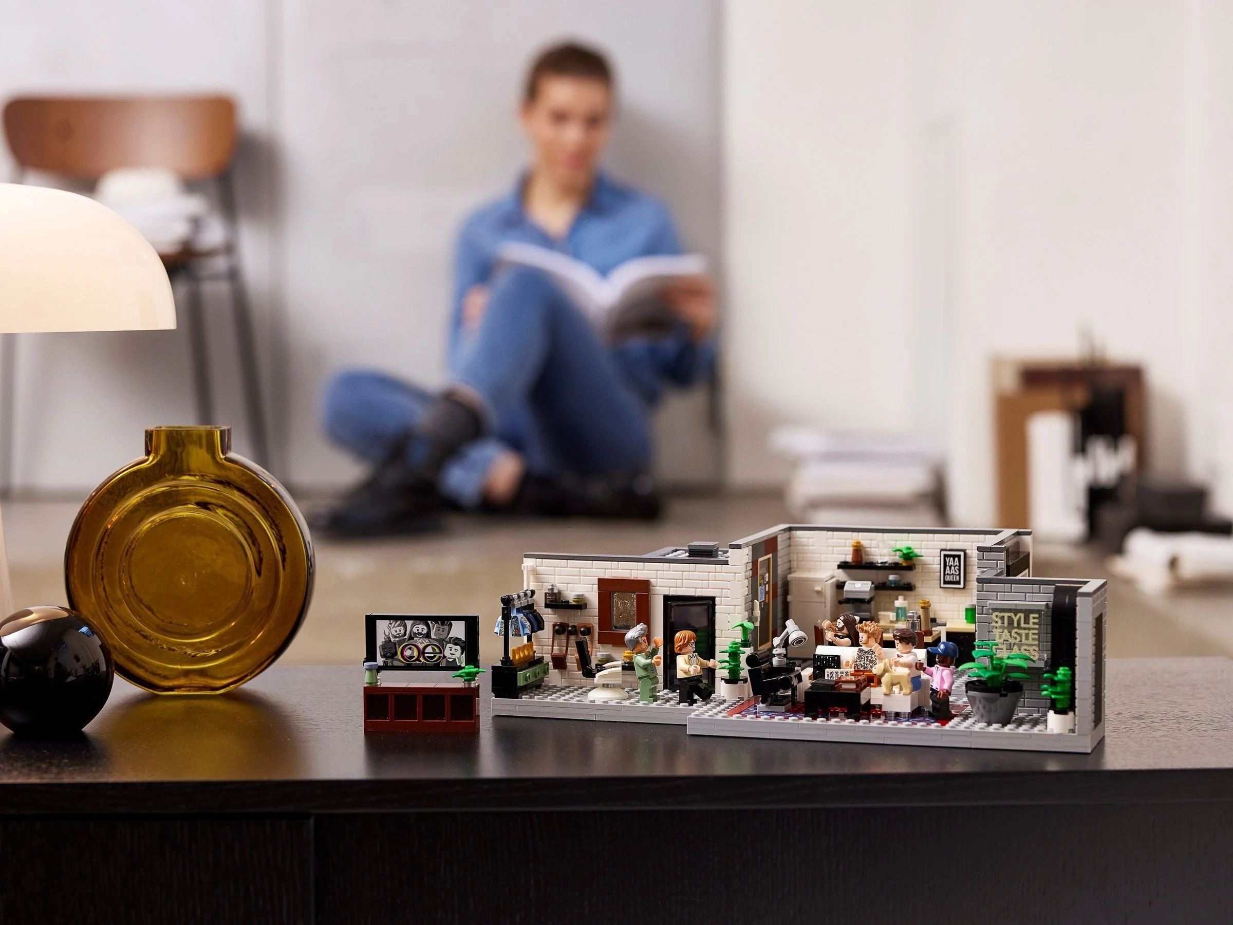 LEGO® 10291 Mieszkanie Fab Five - zdjęcie 8