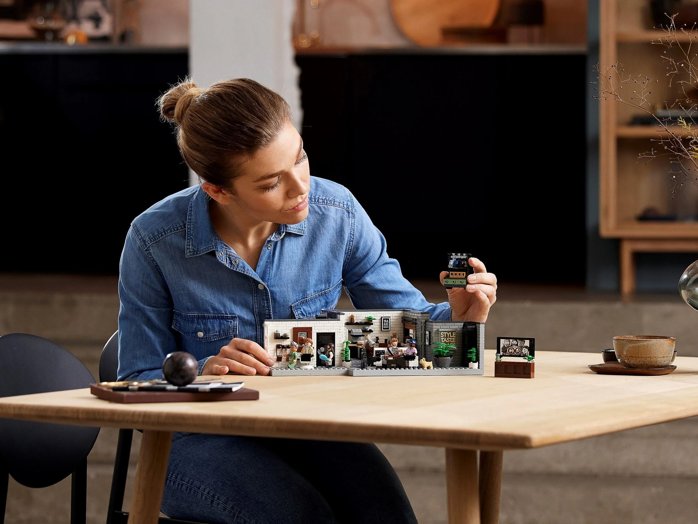 LEGO® 10291 Mieszkanie Fab Five - zdjęcie 11