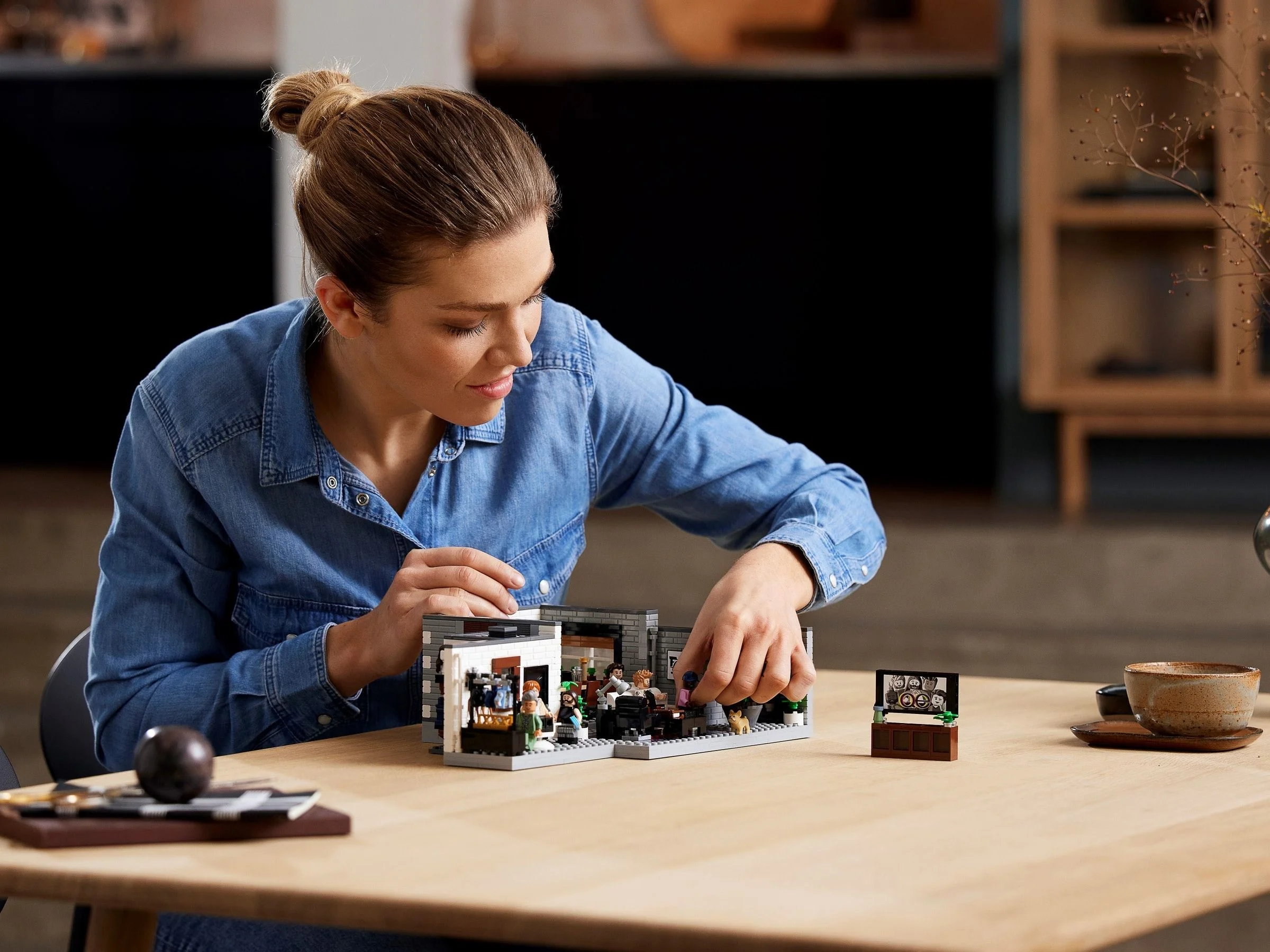 LEGO® 10291 Mieszkanie Fab Five - zdjęcie 16