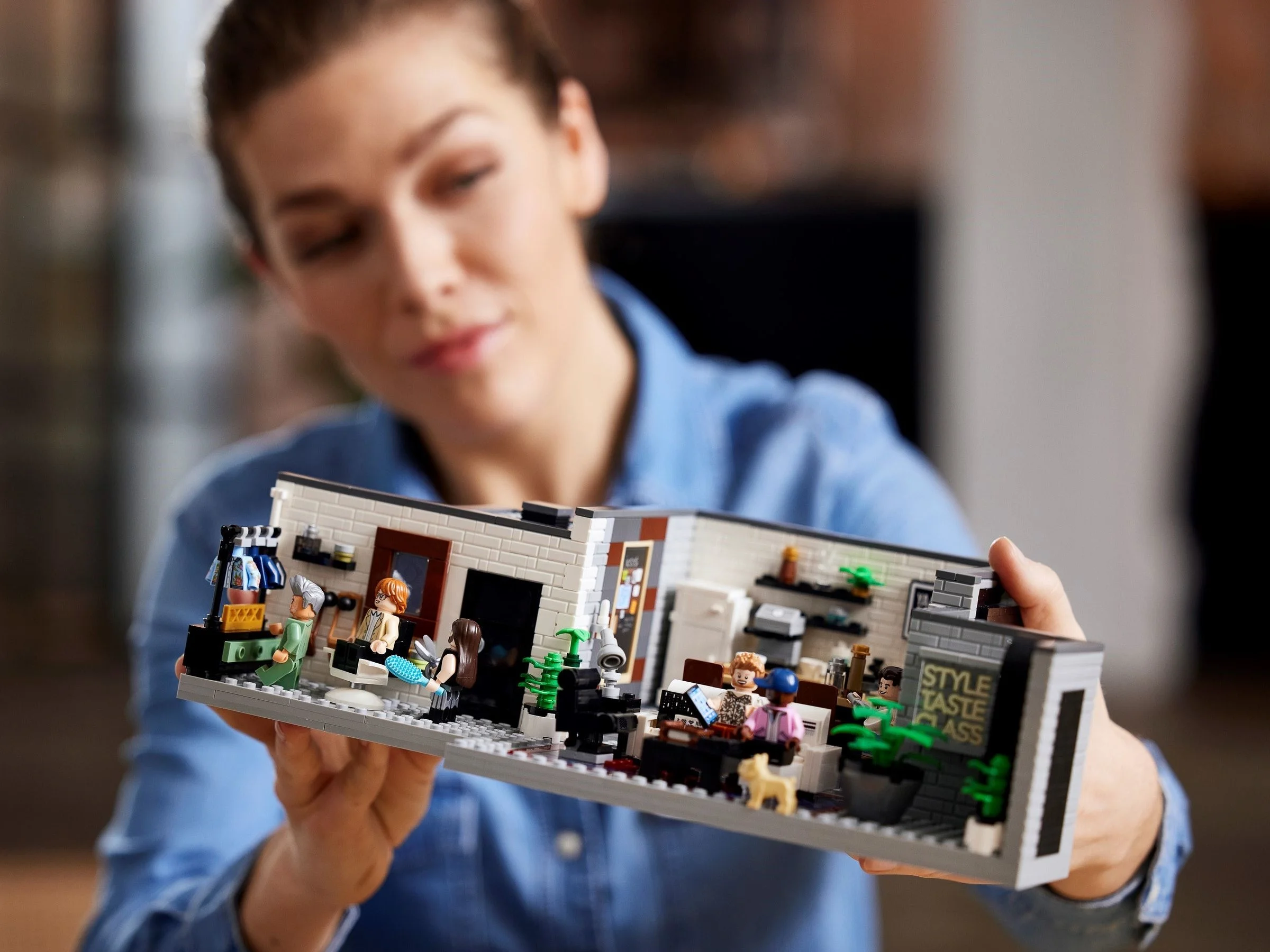 LEGO® 10291 Mieszkanie Fab Five - zdjęcie 17