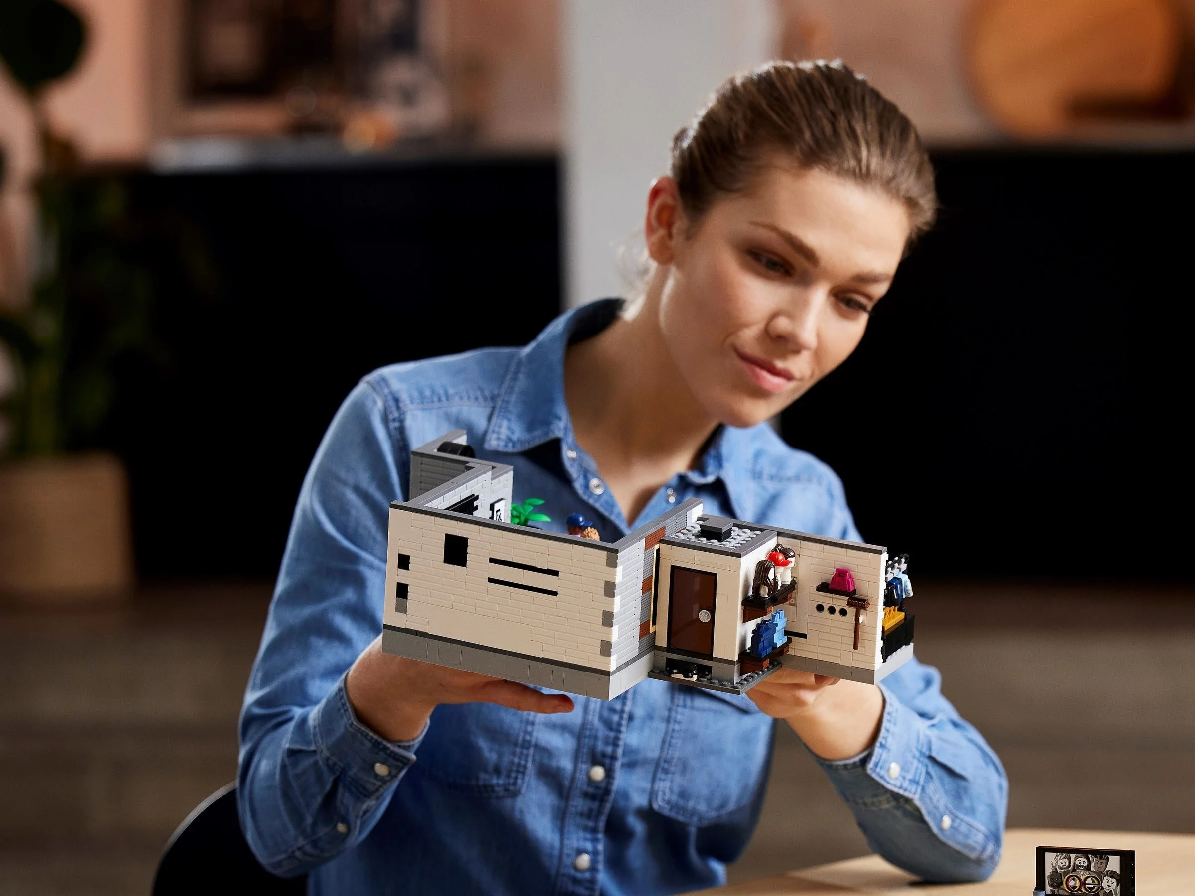 LEGO® 10291 Mieszkanie Fab Five - zdjęcie 18