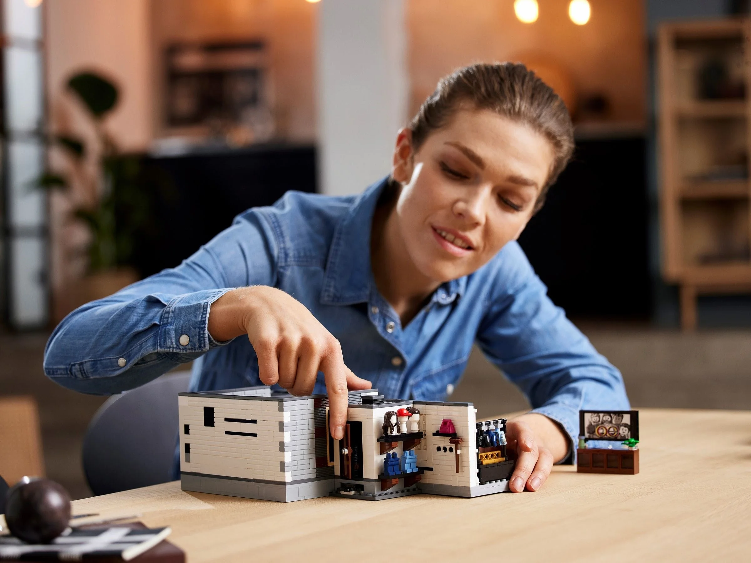 LEGO® 10291 Mieszkanie Fab Five - zdjęcie 19