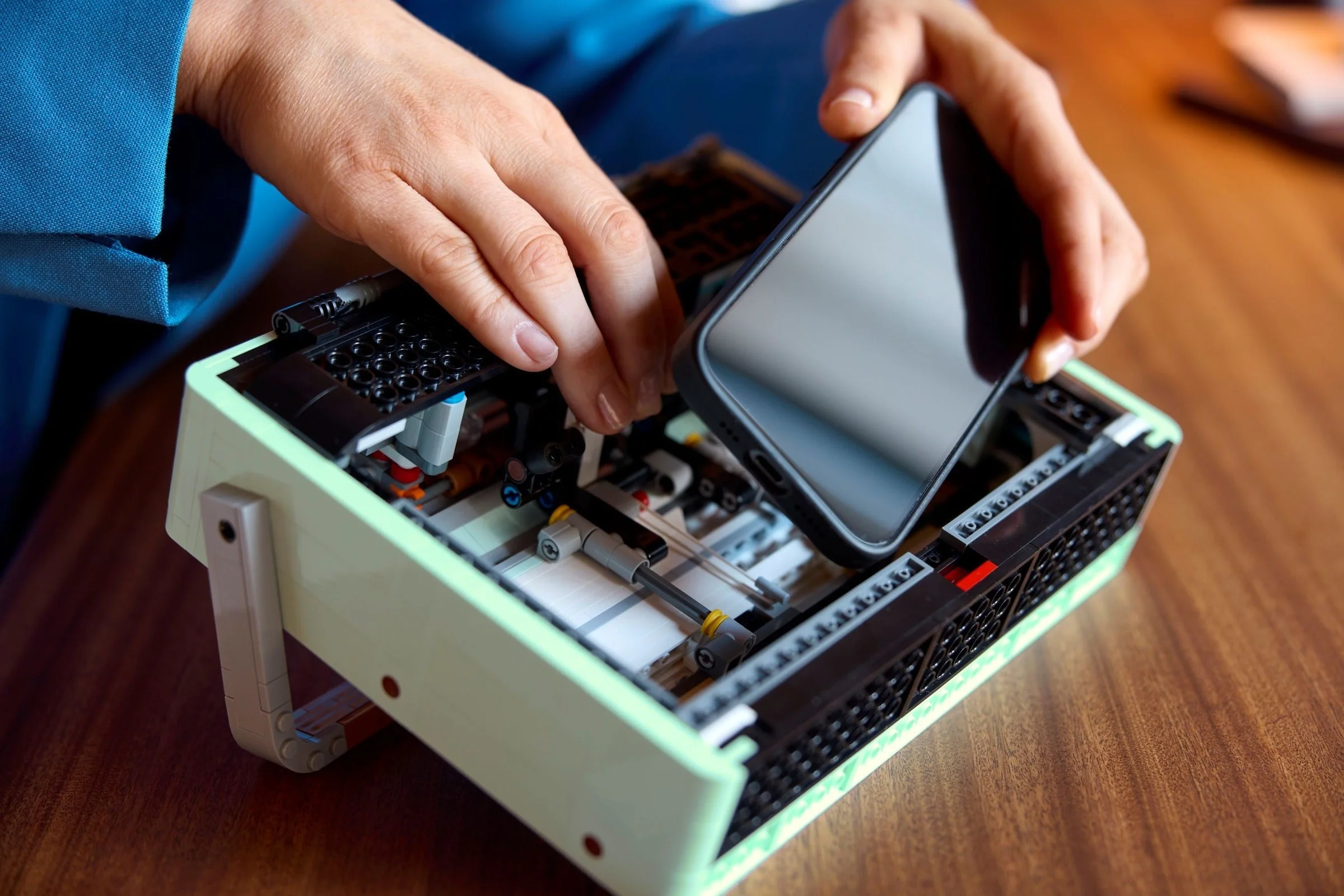 LEGO® 10334 Radio w stylu retro - zdjęcie 4