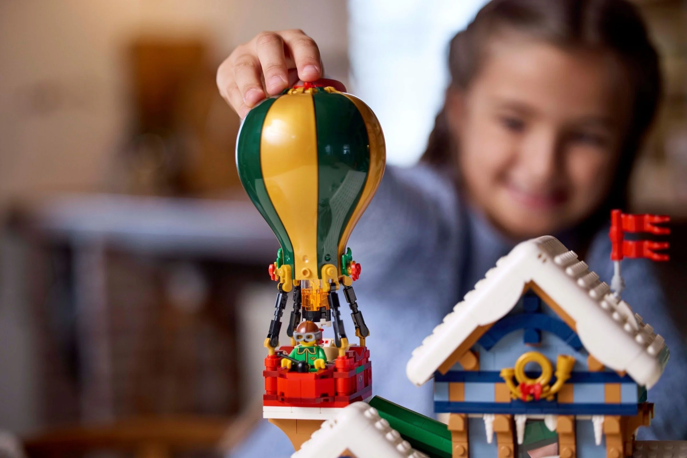 LEGO® 10339 Poczta Świętego Mikołaja - zdjęcie 4