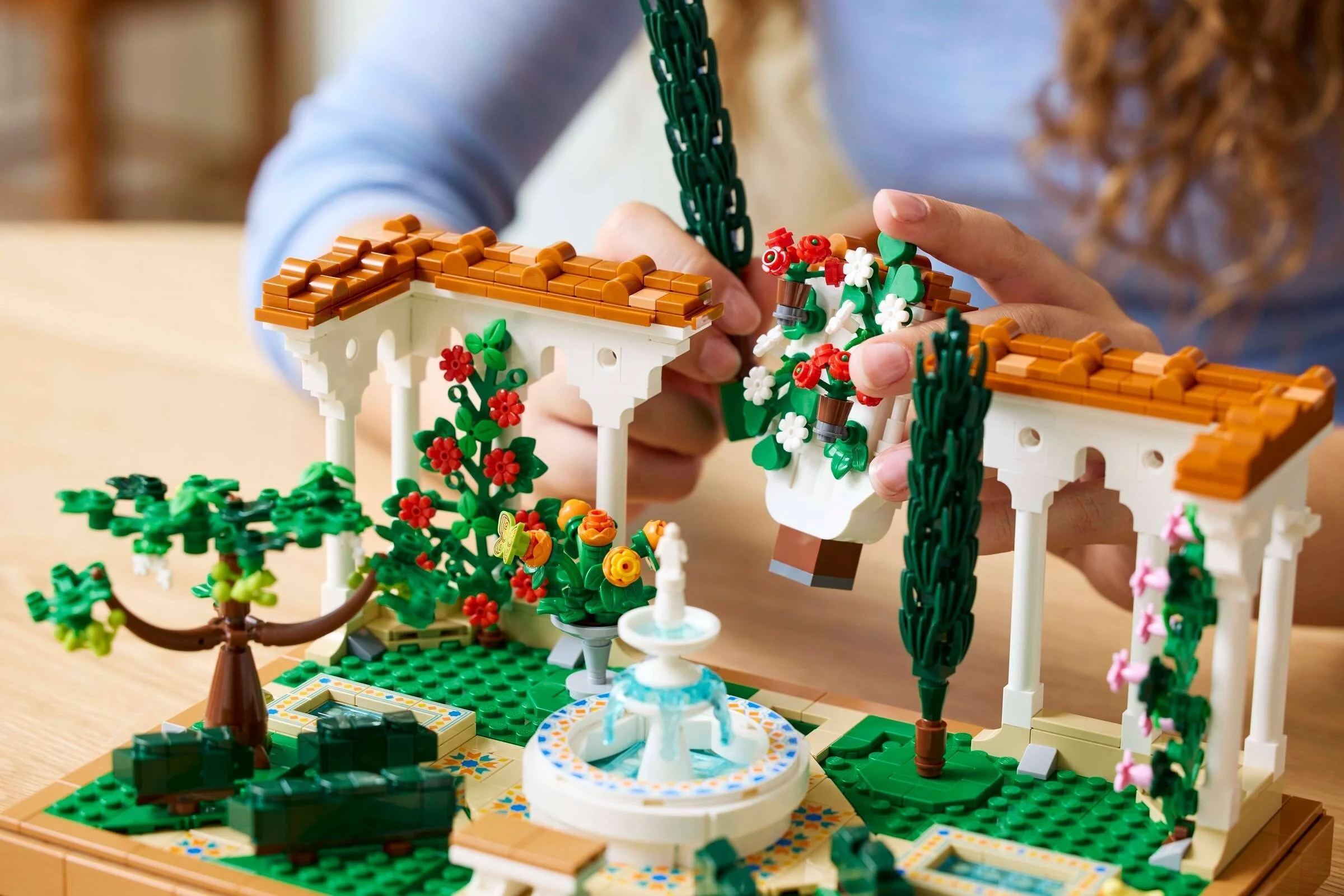 LEGO® 10359 Fontanna w ogrodzie - zdjęcie 6