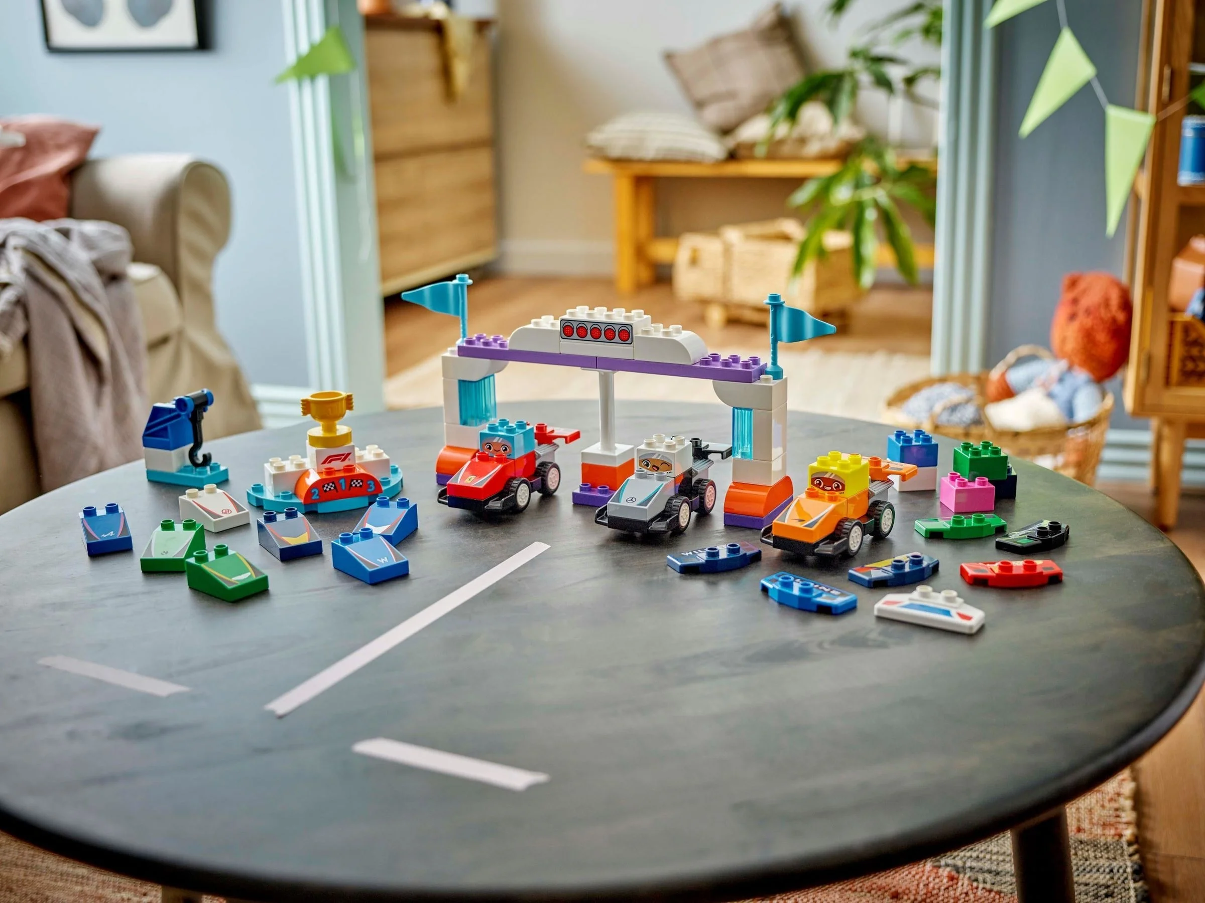 LEGO® 10445 Bolidy i Kierowcy F1® - zdjęcie 8