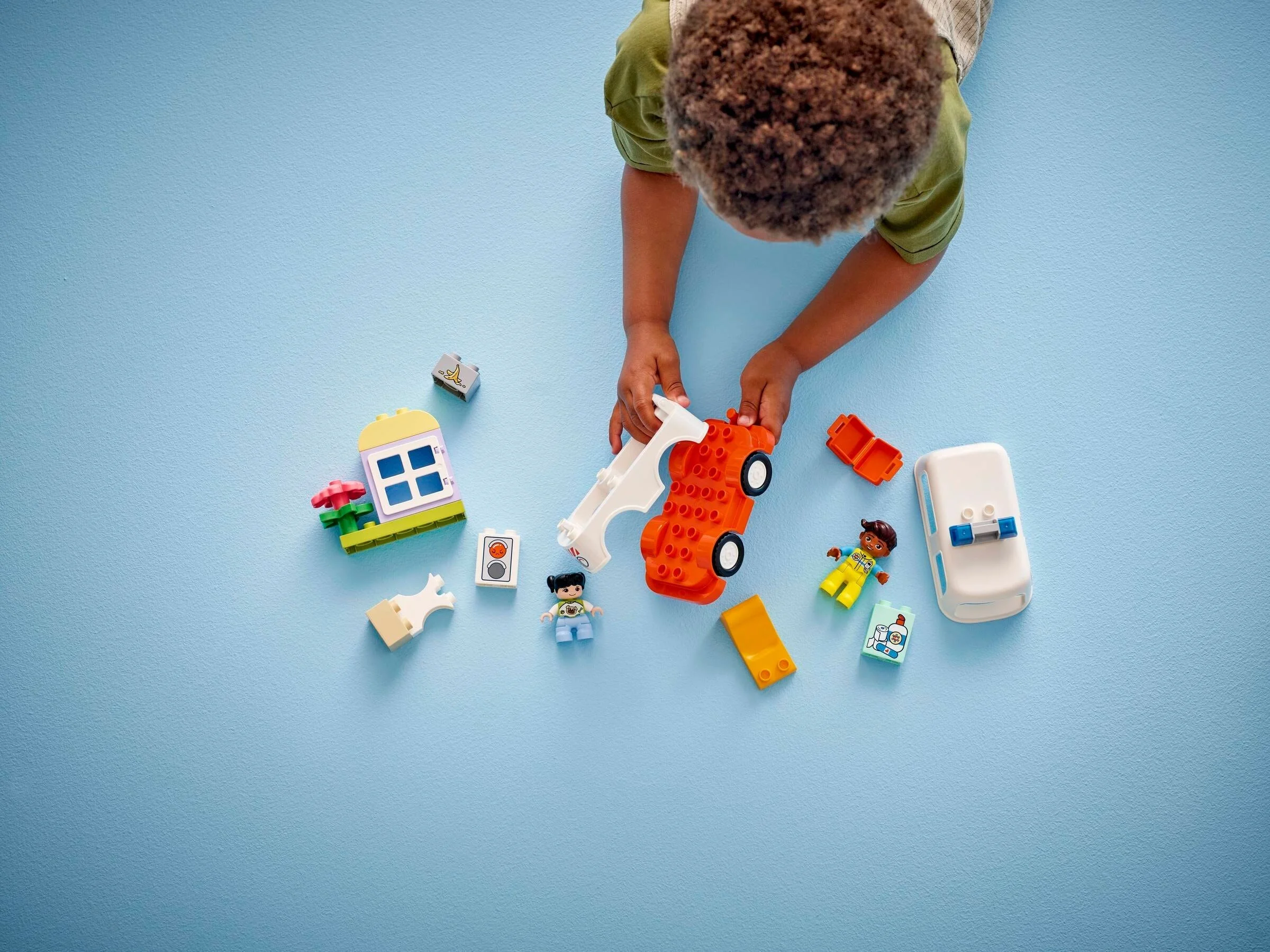 LEGO® 10447 Karetka z kierowcą - zdjęcie 4