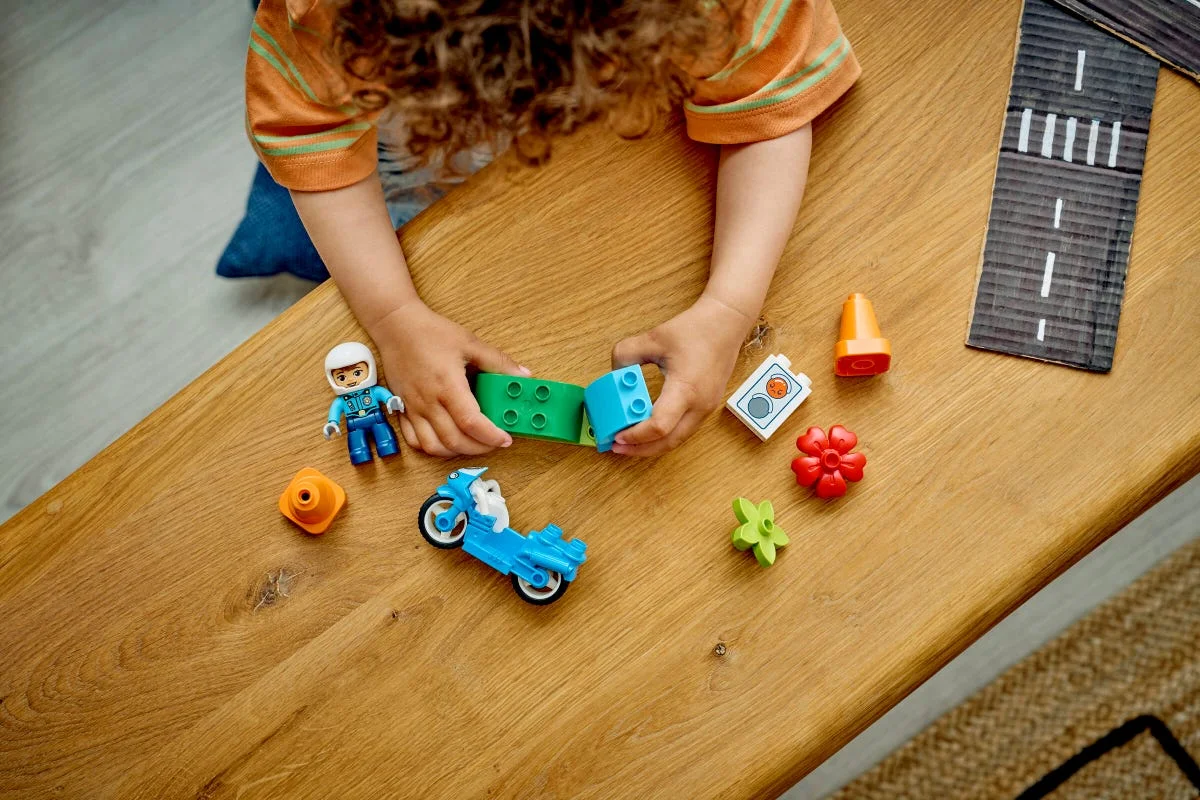 LEGO® 10471 Niebieski Motocykl Policyjny - zdjęcie 9