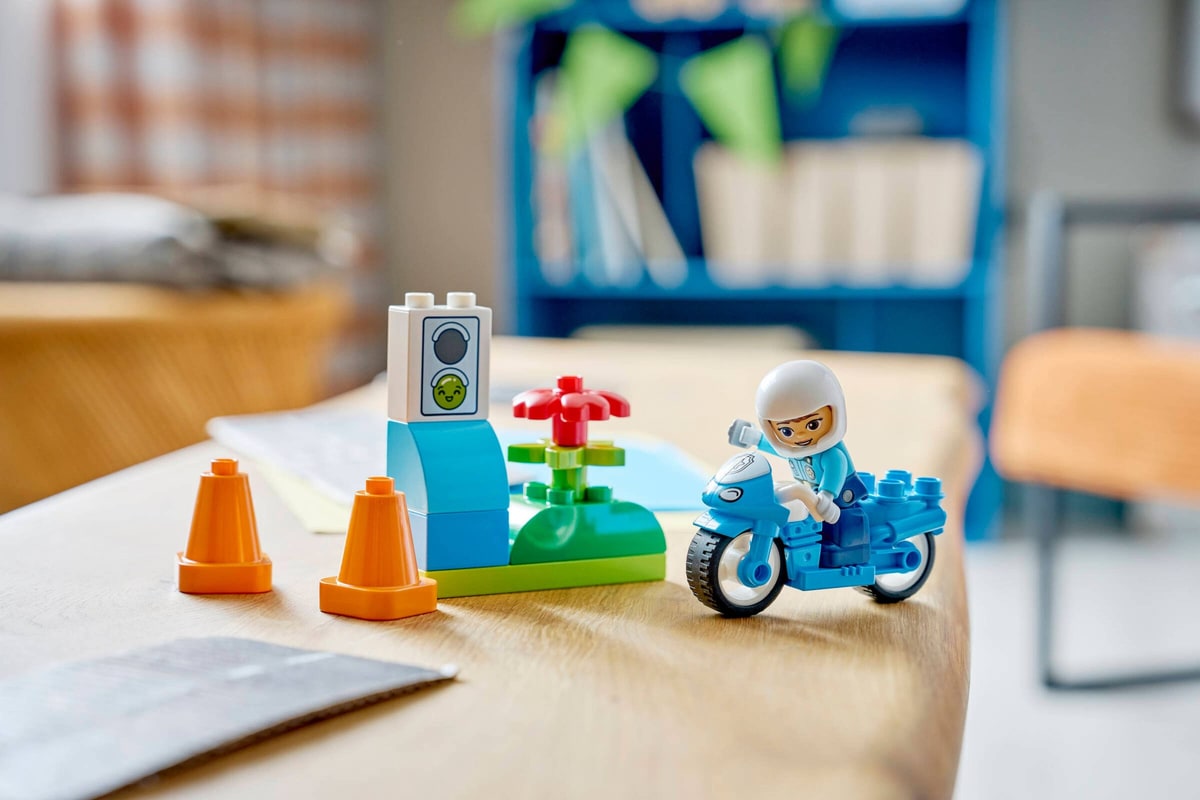 LEGO® 10471 Niebieski motocykl policyjny - zdjęcie 14