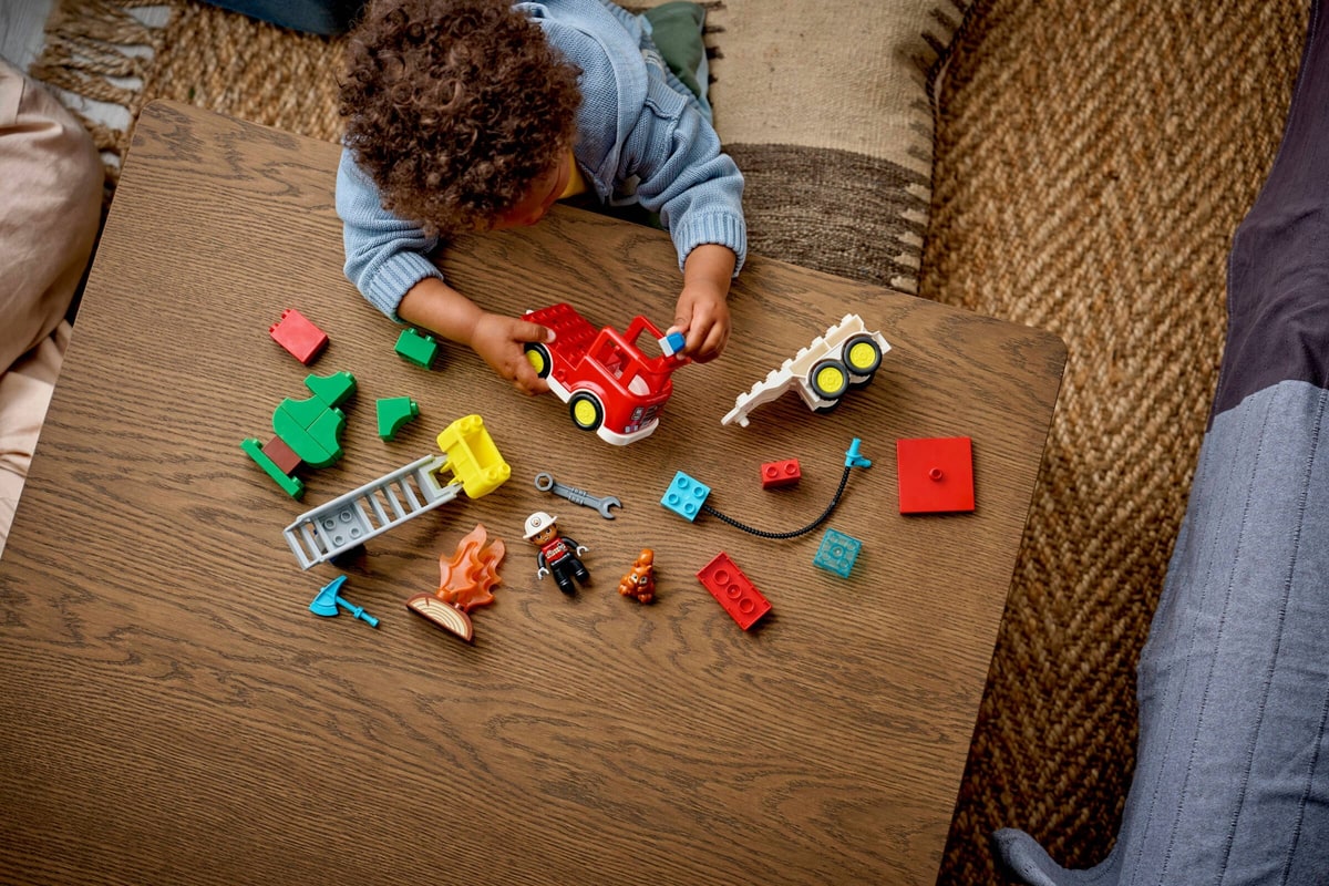 LEGO® 10473 Wóz strażacki z wężem i strażakiem - zdjęcie 8