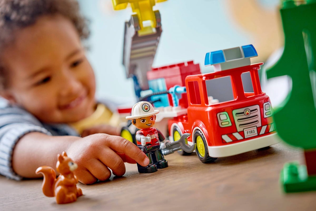LEGO® 10473 Wóz strażacki z wężem i strażakiem - zdjęcie 10