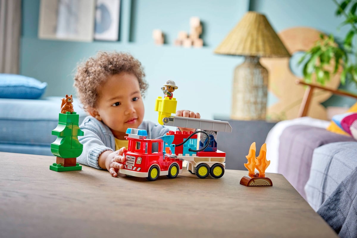 LEGO® 10473 Wóz strażacki z wężem i strażakiem - zdjęcie 12