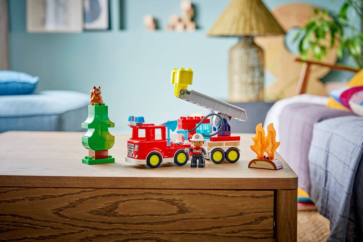 LEGO® 10473 Wóz strażacki z wężem i strażakiem - zdjęcie 14