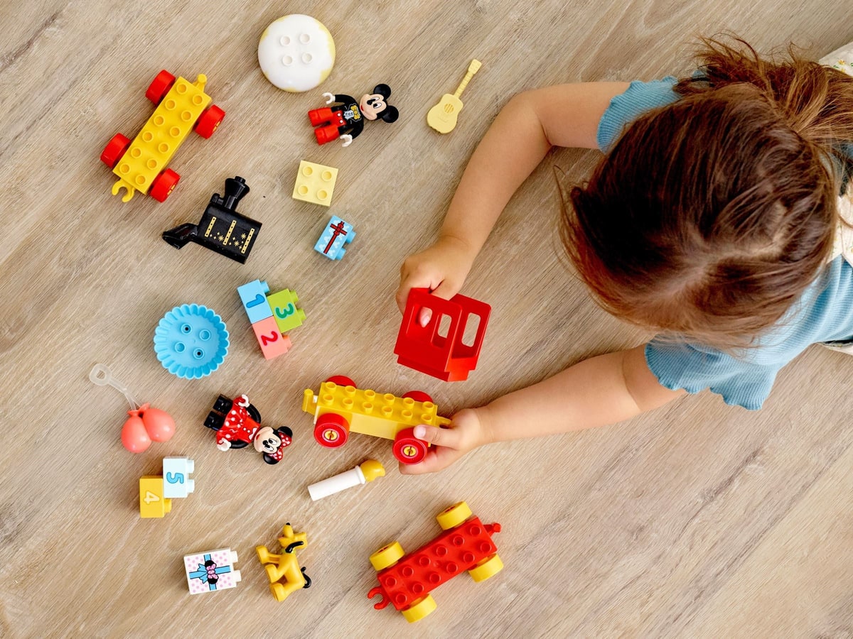 LEGO® 10941 Urodzinowy pociąg myszek Miki i Minnie - zdjęcie 22
