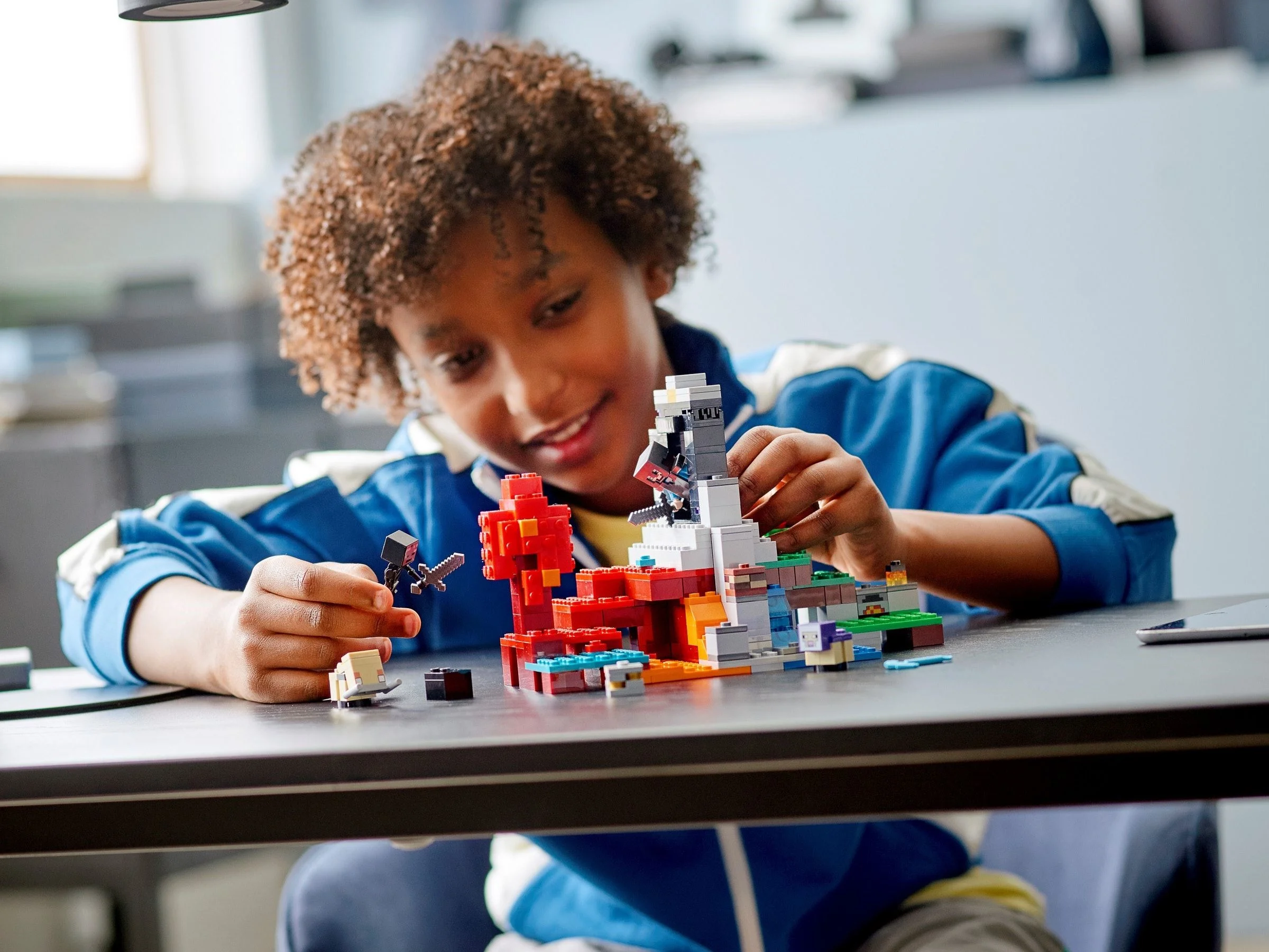 LEGO® 21172 Zniszczony portal - zdjęcie 3