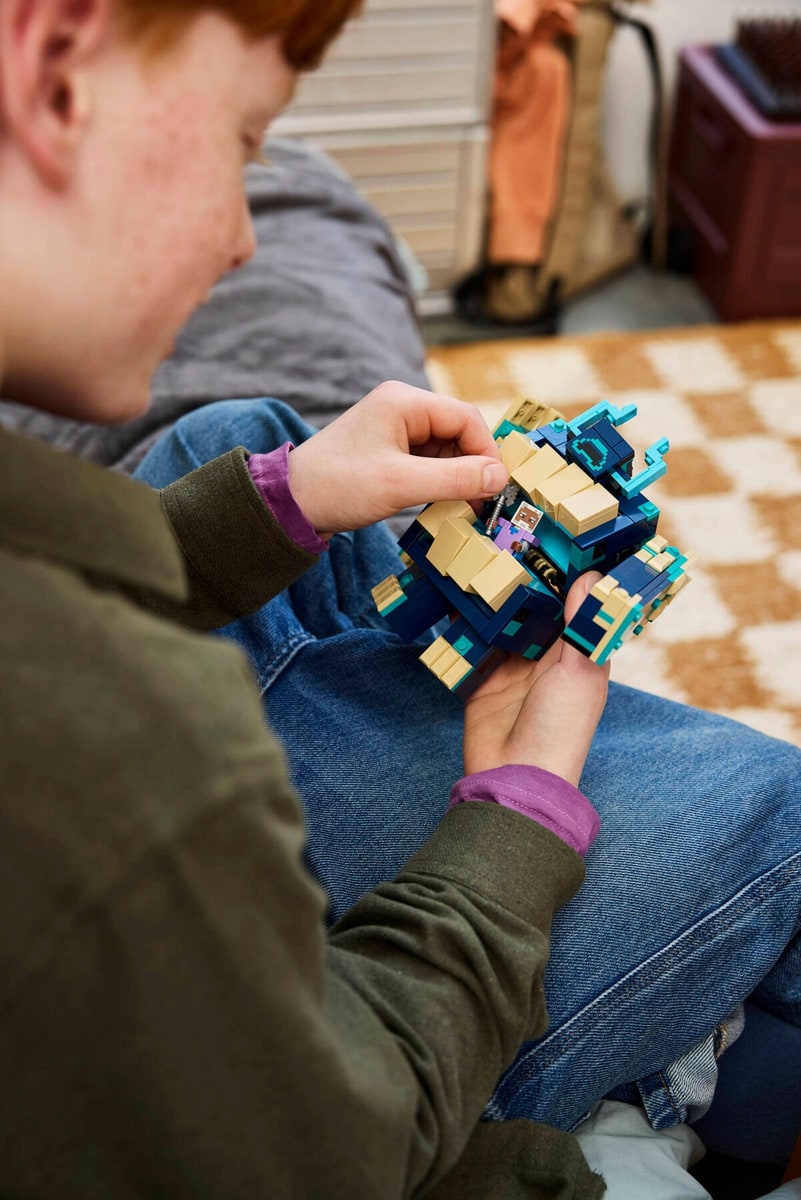 LEGO® 21591 Bitwa z Twisted Wardenem - zdjęcie 12