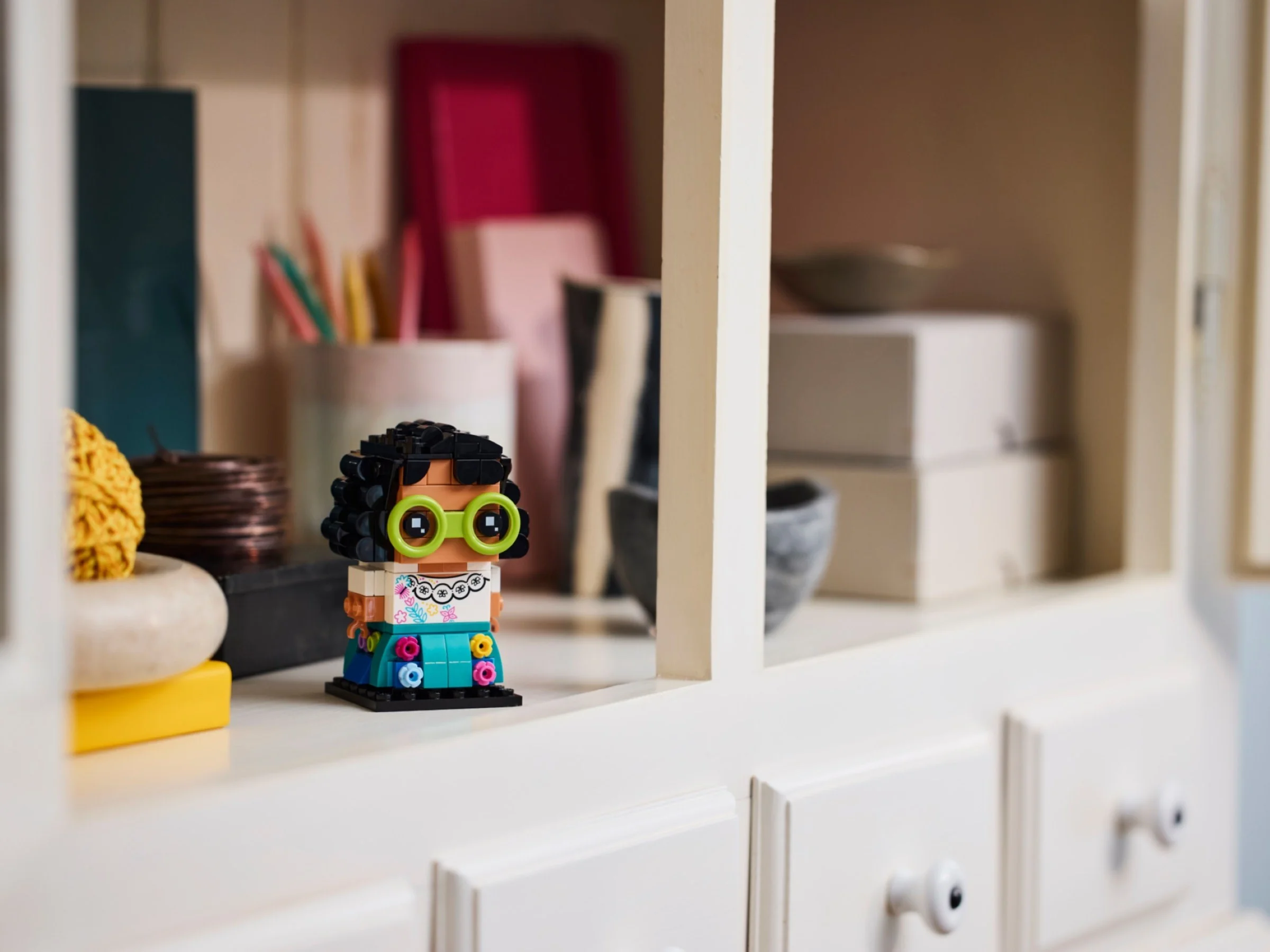 LEGO® 40753 Mirabel Madrigal postać z Nasze magiczne Encanto - zdjęcie 5