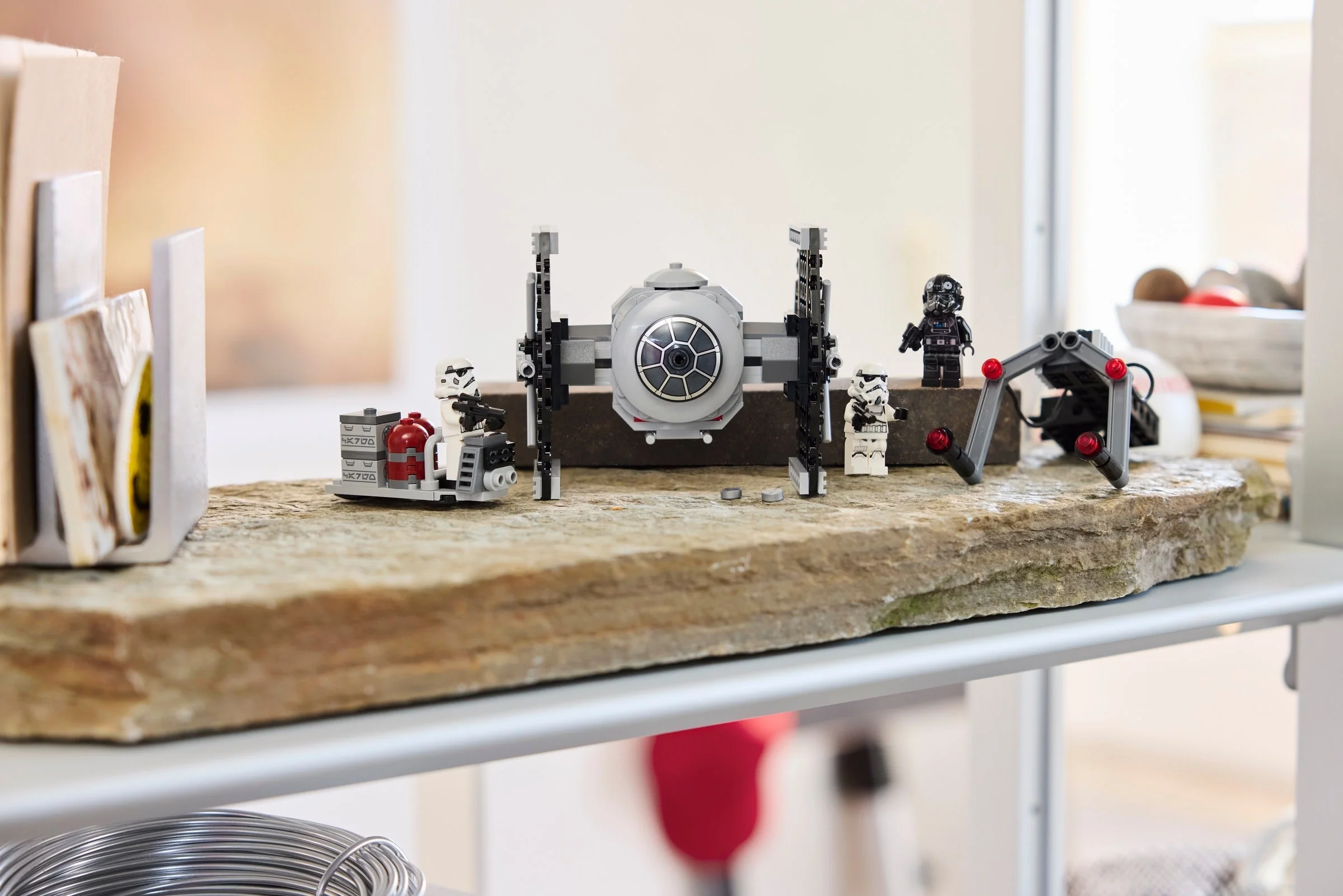 LEGO® 40771 Myśliwiec TIE™ ze stanowiskiem w imperialnym hangarze - zdjęcie 6