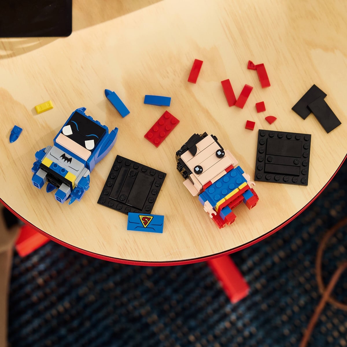 LEGO® 40859 Figurki Supermana i Batmana ze Złotej Ery - zdjęcie 2