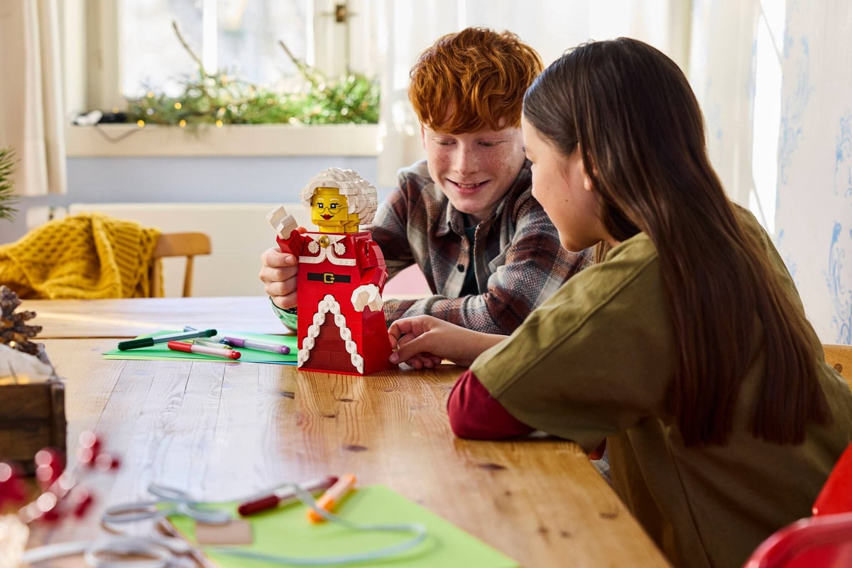 LEGO® 40875 Powiększona minifigurka Pani Mikołajowej - zdjęcie 6