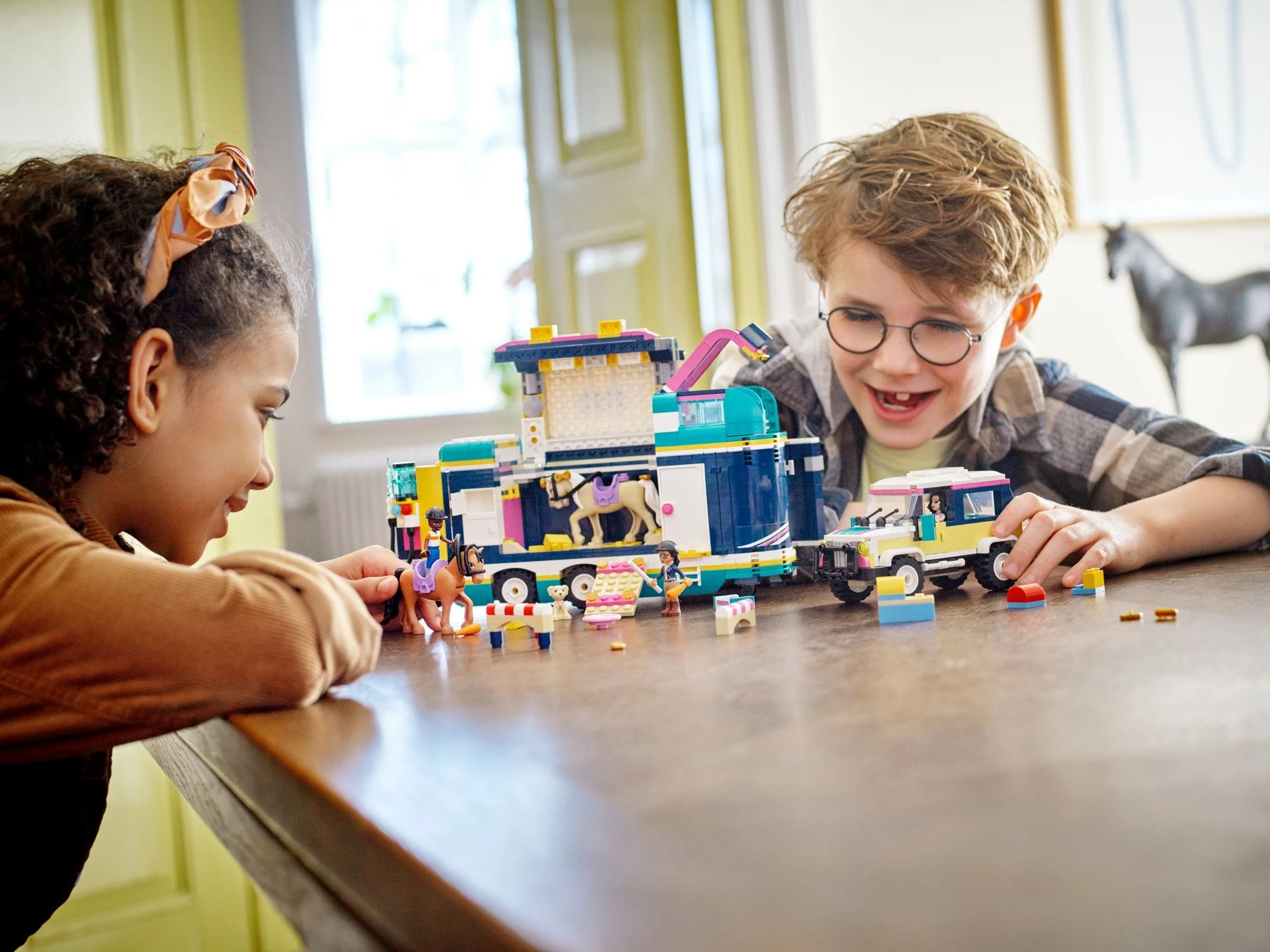 LEGO® 41722 LEGO Friends Przyczepa na wystawę koni - zdjęcie 3