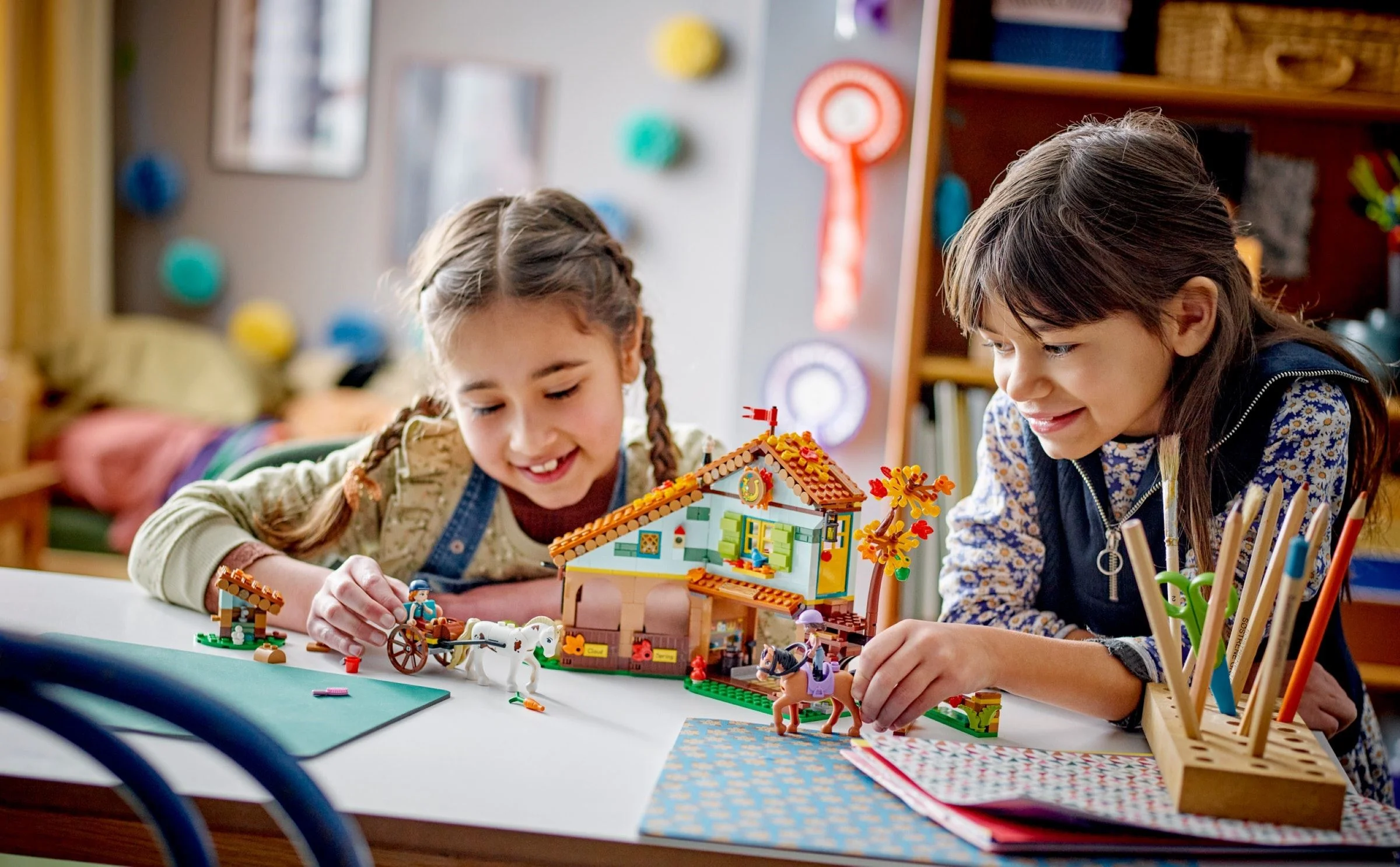 LEGO® 41745 Stajnia Autumn - zdjęcie 3