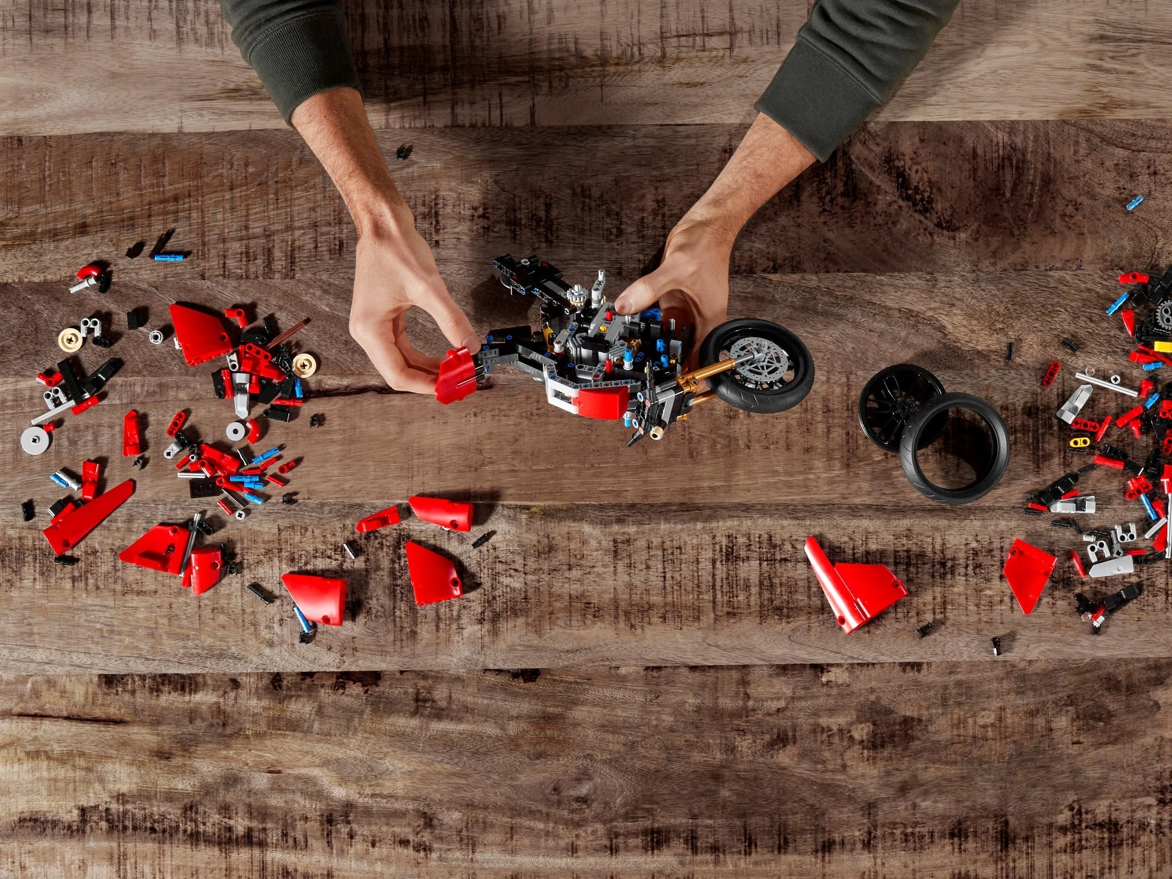 LEGO® 42107 Motor Motocykl Ścigacz Ducati Panigale V4 R - zdjęcie 5