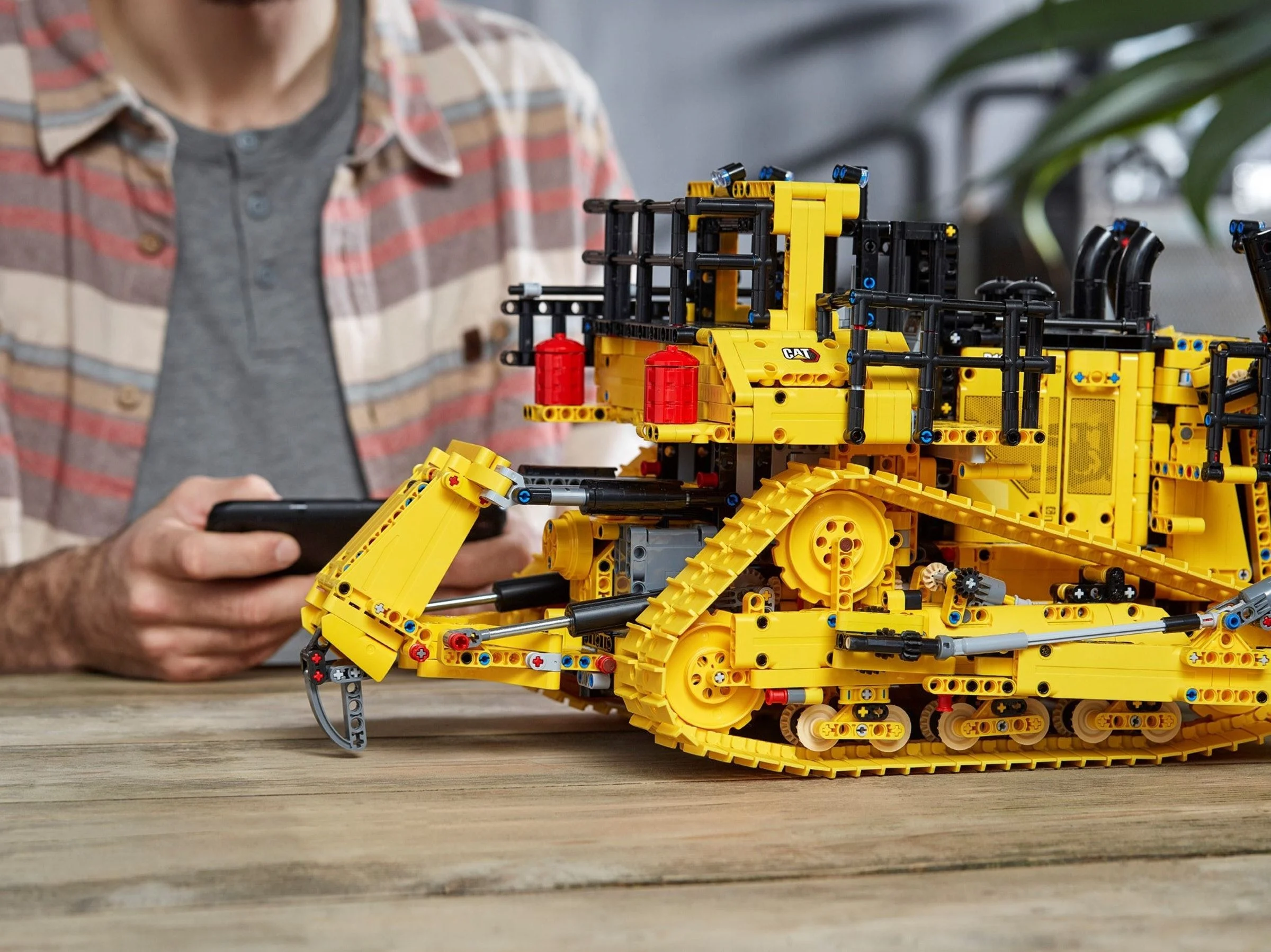 LEGO® 42131 Sterowany przez aplikację buldożer Cat® D11 - zdjęcie 7