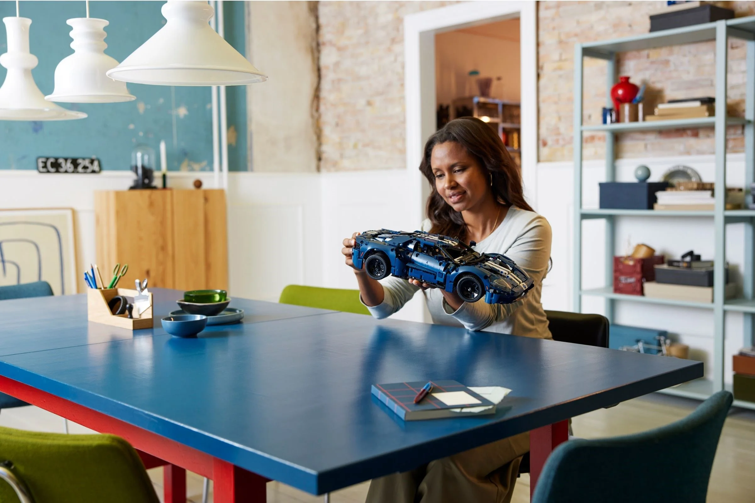 LEGO® 42154 Ford GT, wersja z 2022 roku - zdjęcie 11