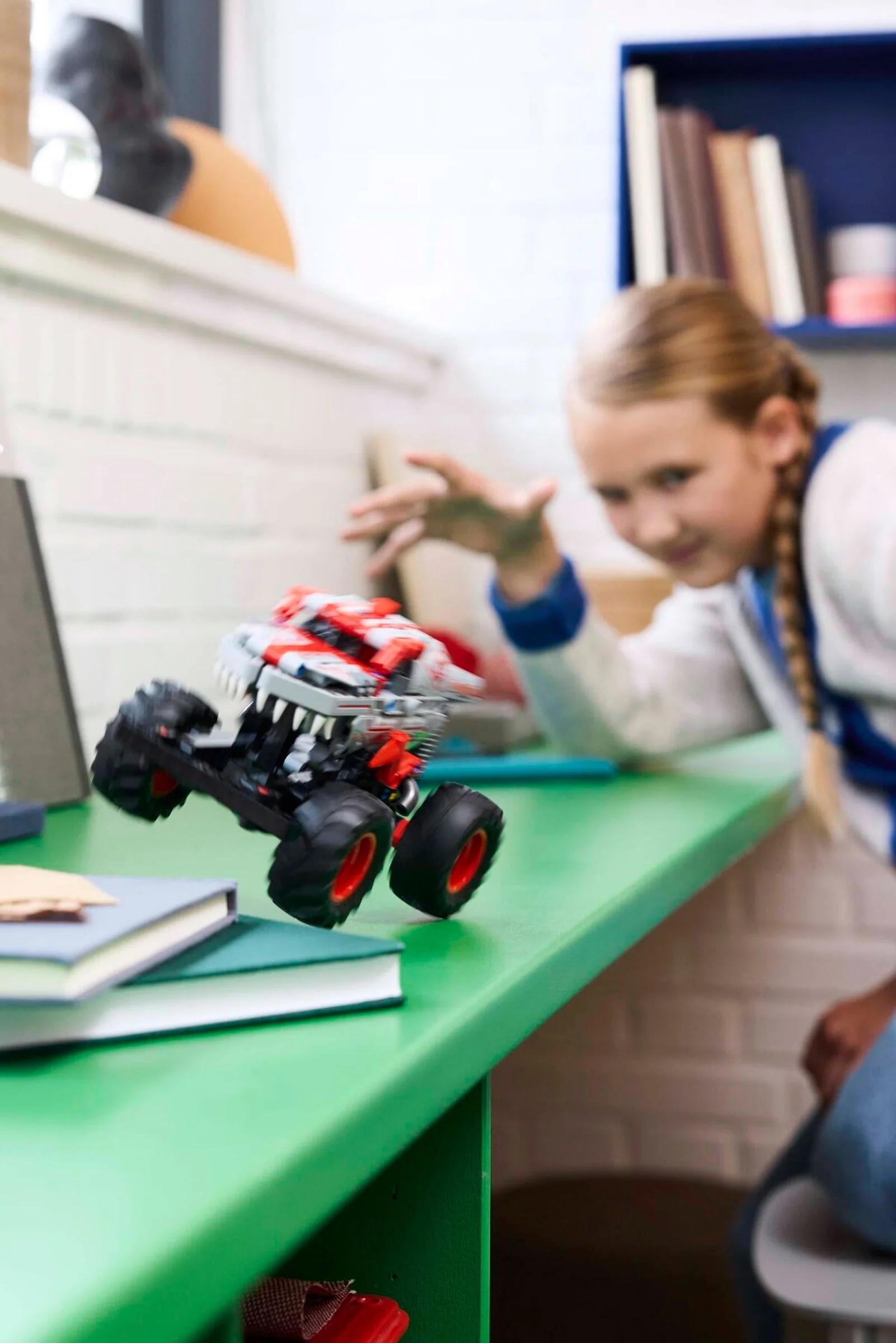 LEGO® 42200 Monster Jam™ ThunderROARus™ z napędem typu pull - back - zdjęcie 4