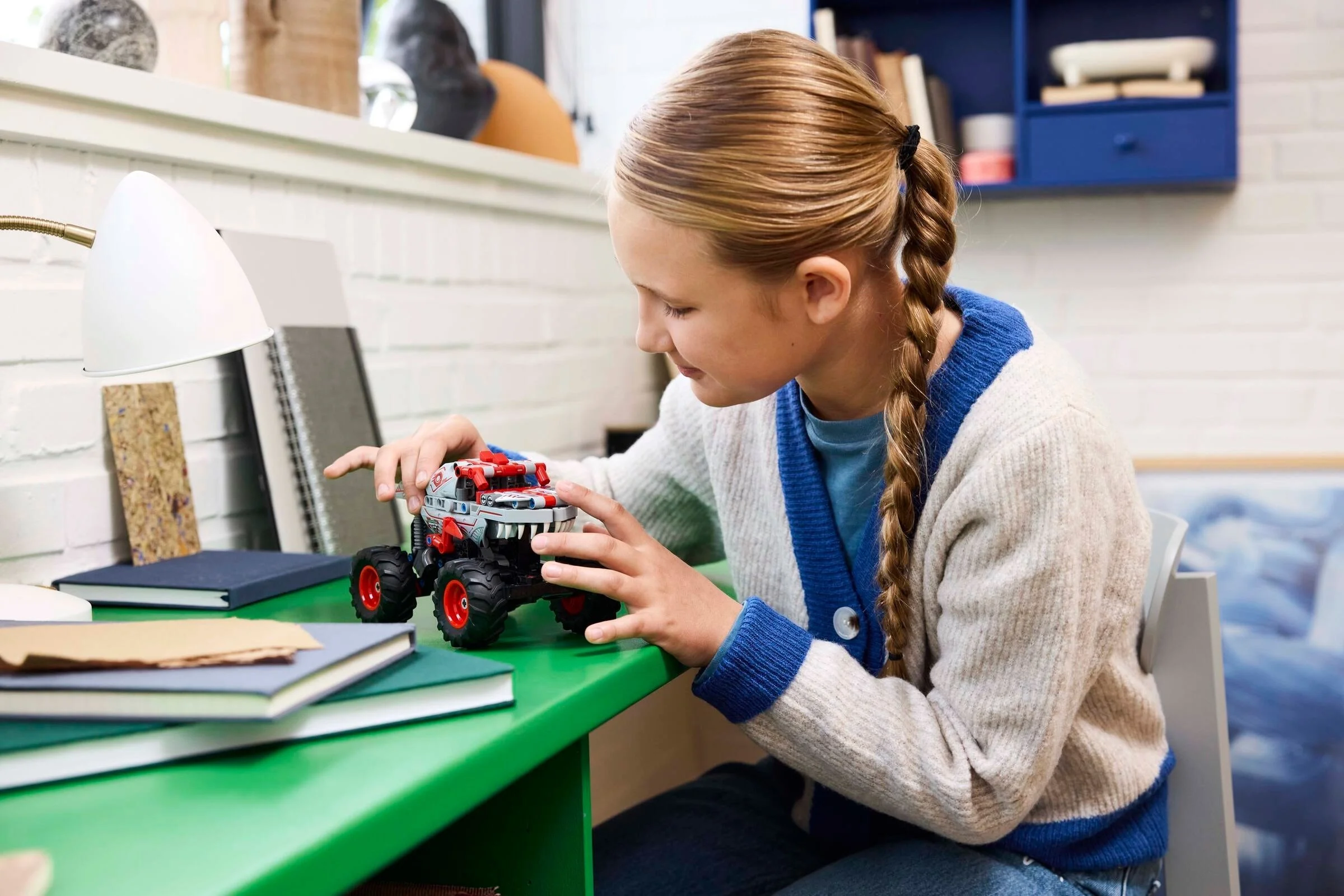 LEGO® 42200 Monster Jam™ ThunderROARus™ z napędem typu pull - back - zdjęcie 5