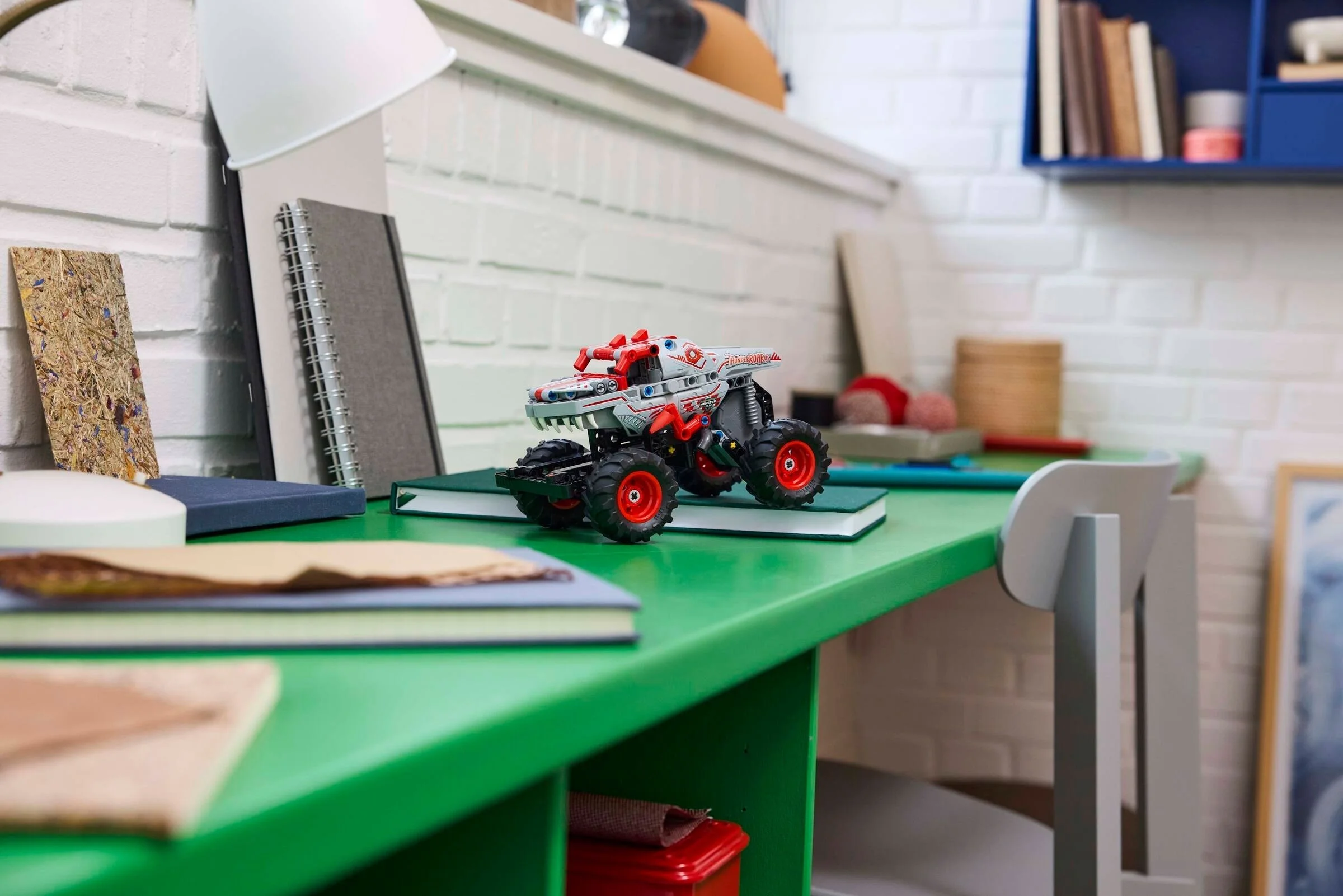 LEGO® 42200 Monster Jam™ ThunderROARus™ z napędem typu pull - back - zdjęcie 6