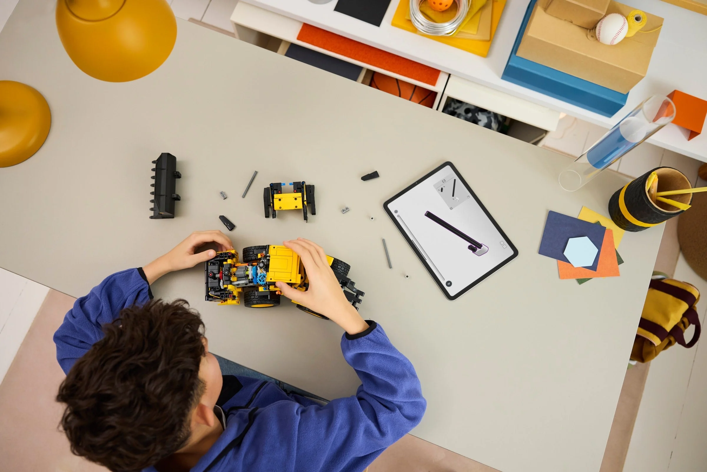 LEGO® 42209 Ładowarka kołowa Volvo L120 Electric - zdjęcie 6