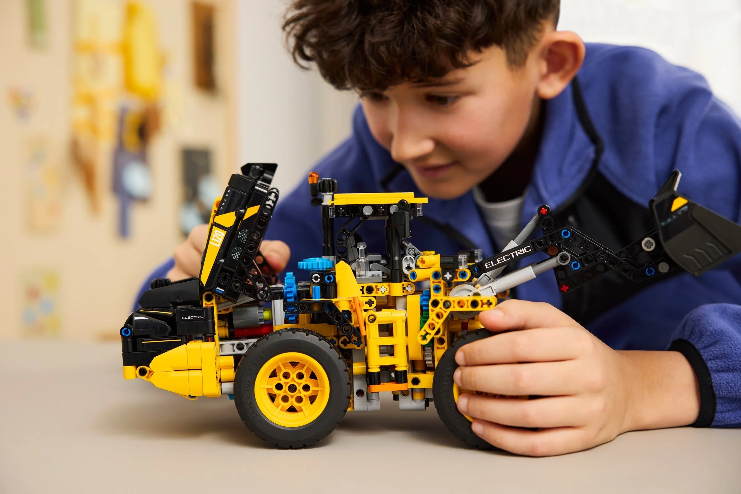 LEGO® 42209 Ładowarka kołowa Volvo L120 Electric - zdjęcie 8