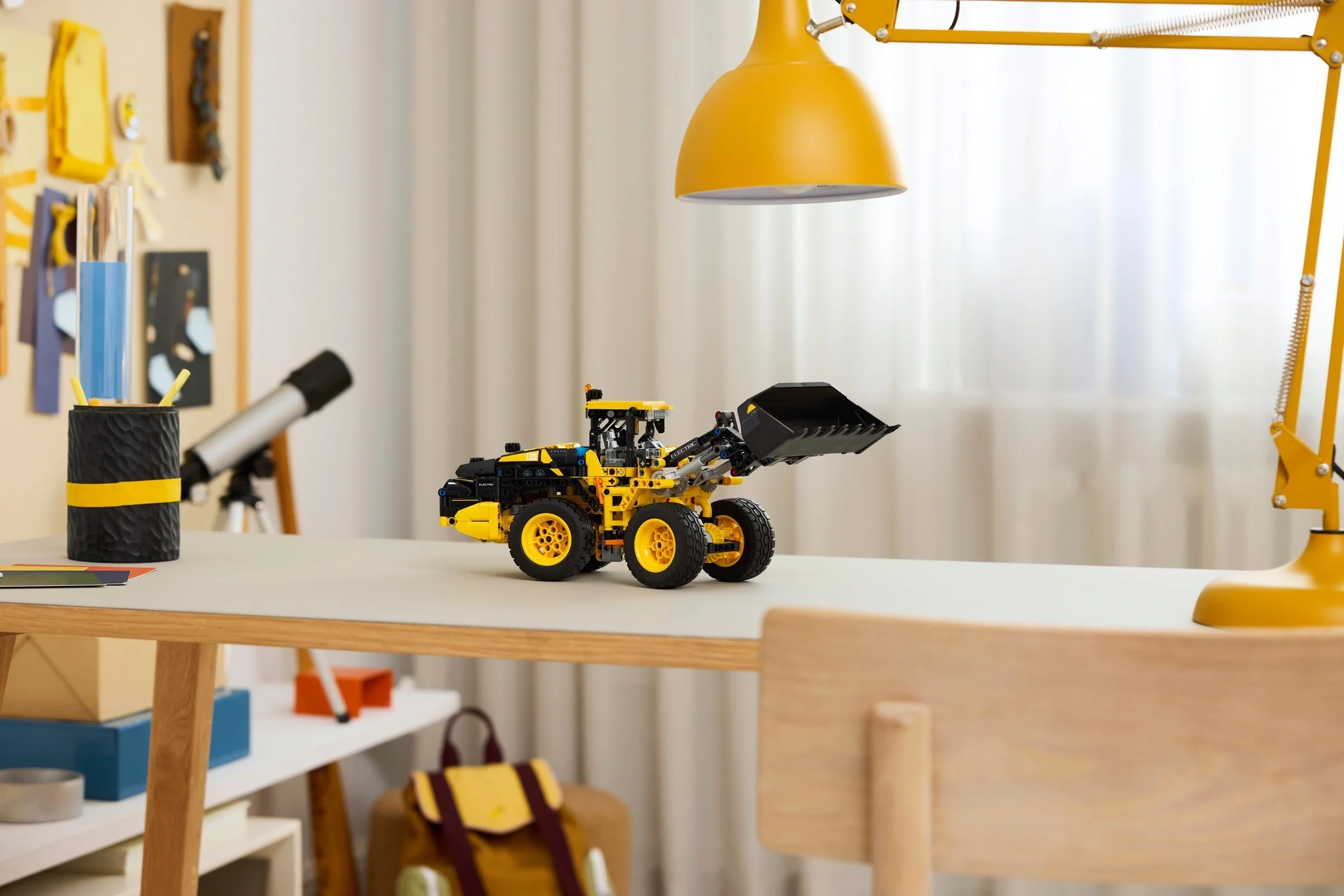 LEGO® 42209 Ładowarka kołowa Volvo L120 Electric - zdjęcie 9