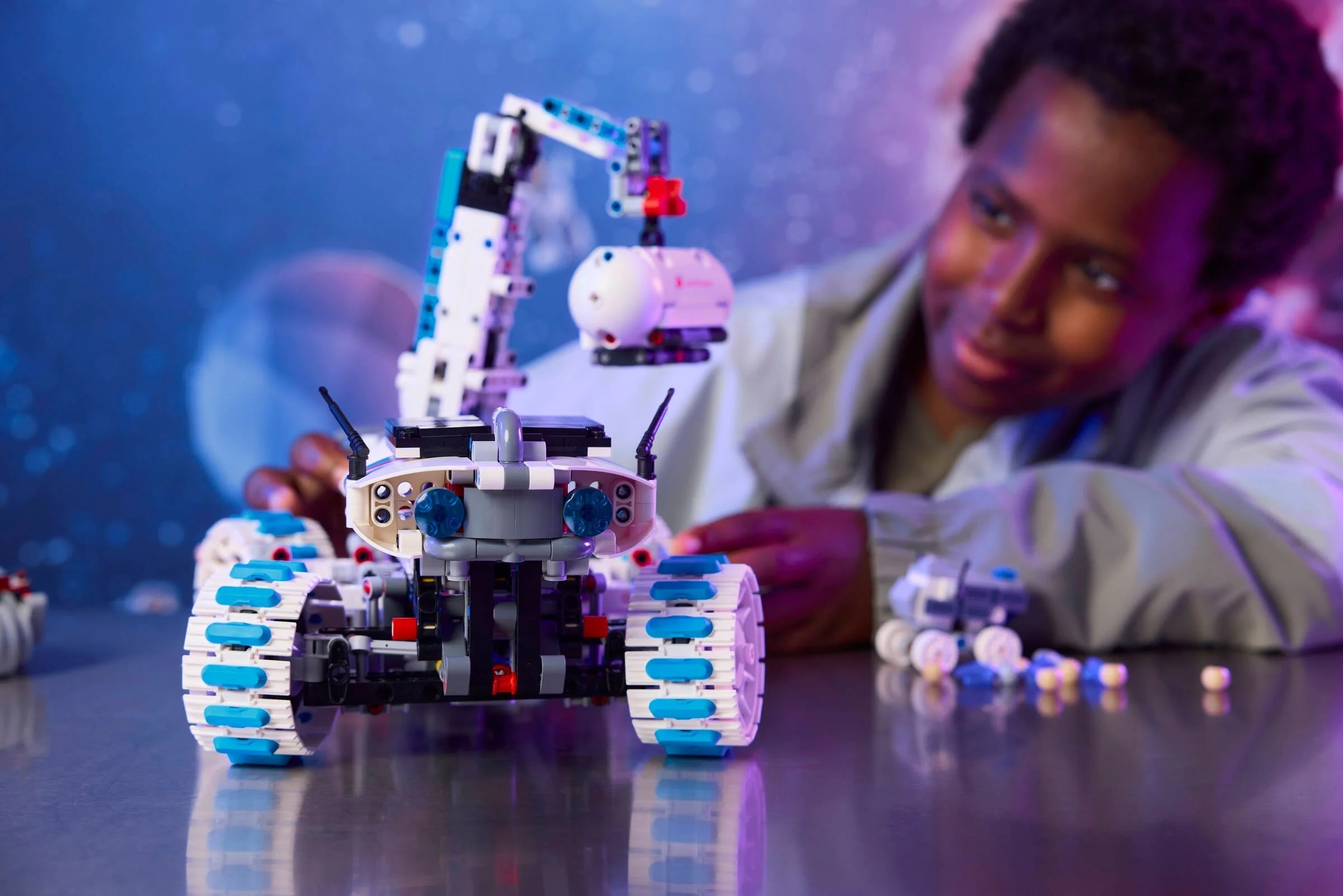 LEGO® 42211 Kosmiczny Łazik Księżycowy Lunar Outpost™ - zdjęcie 7