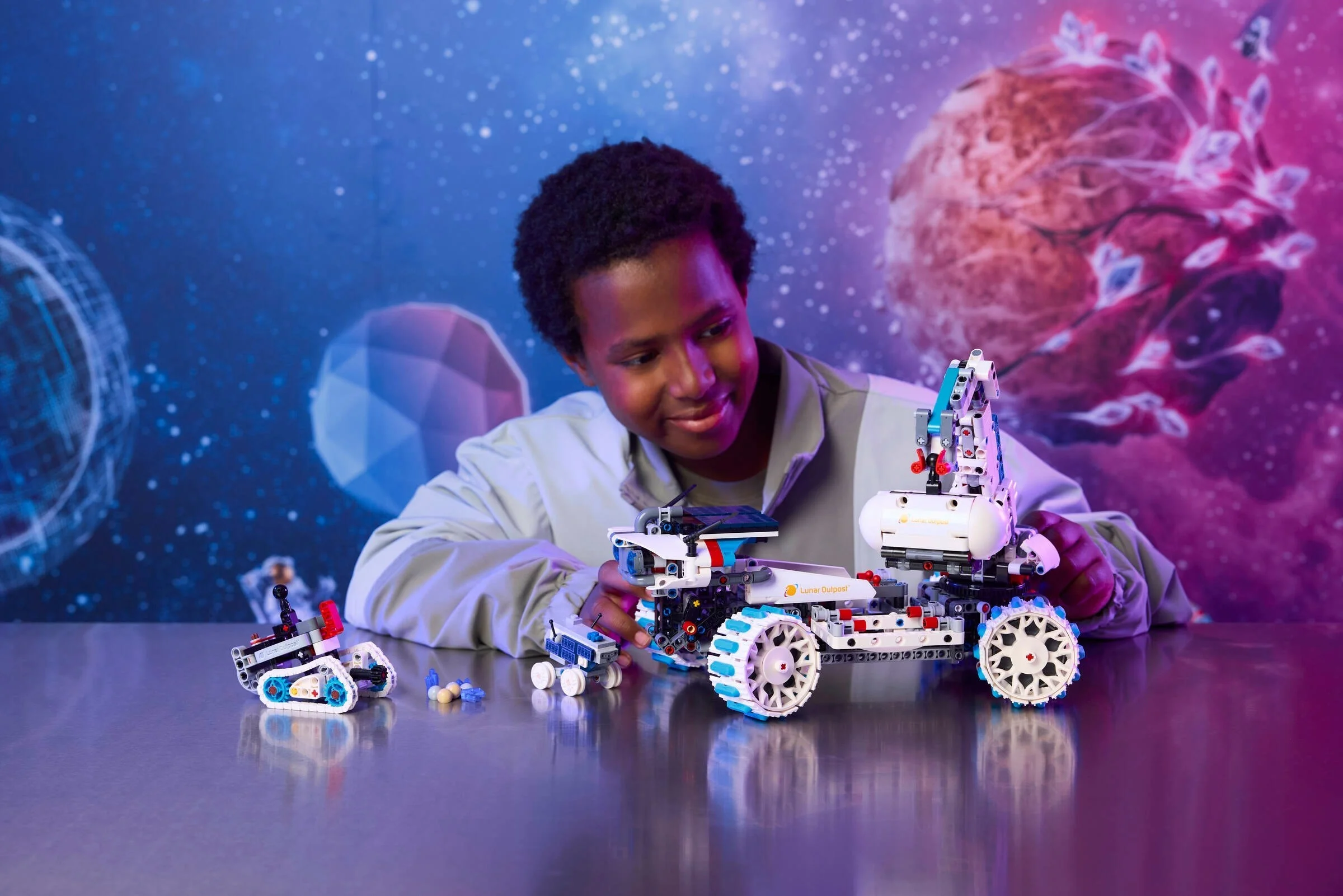 LEGO® 42211 Kosmiczny Łazik Księżycowy Lunar Outpost™ - zdjęcie 8