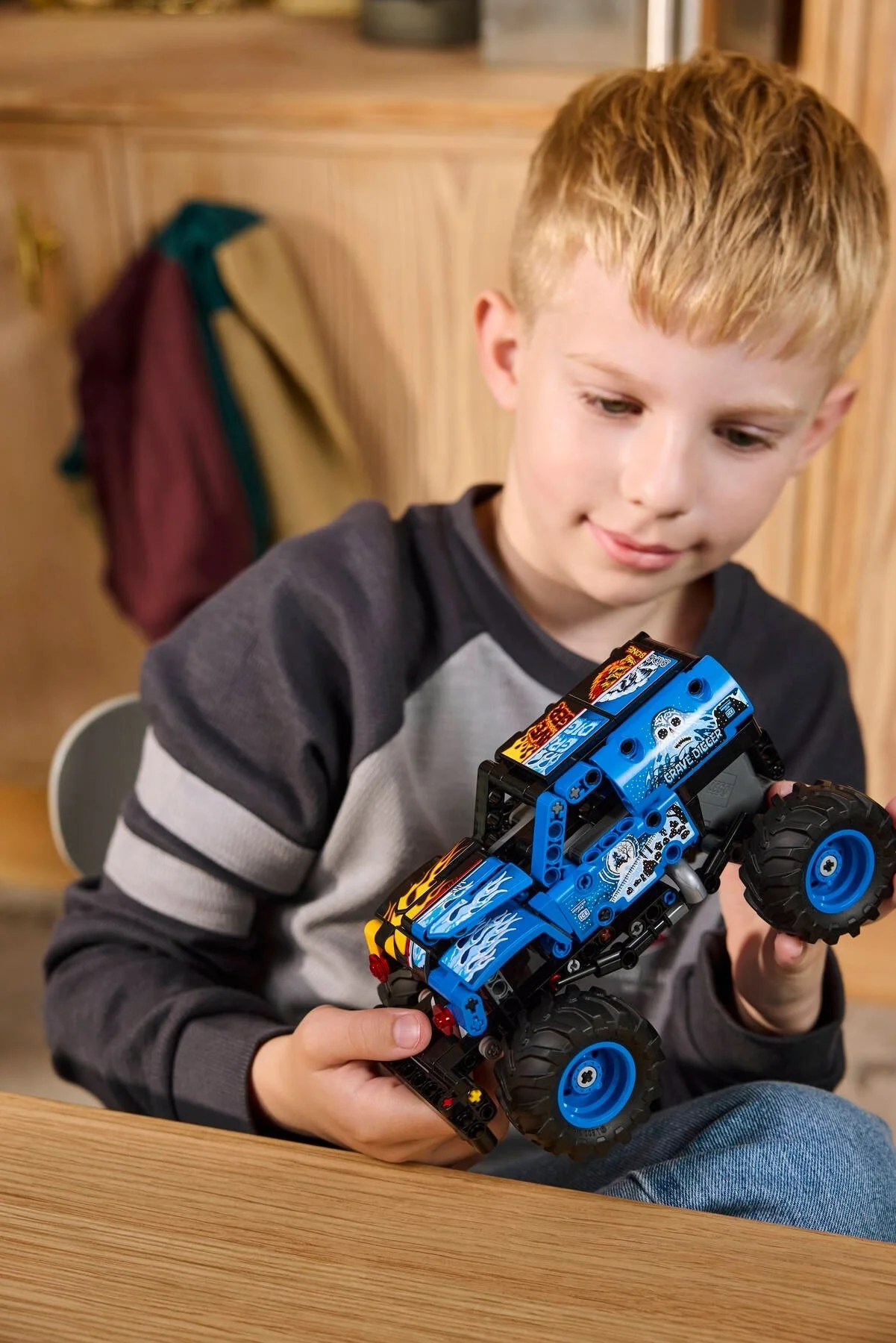 LEGO® 42219 Monster Jam™ Grave Digger™ Ogień i Lód - zdjęcie 4