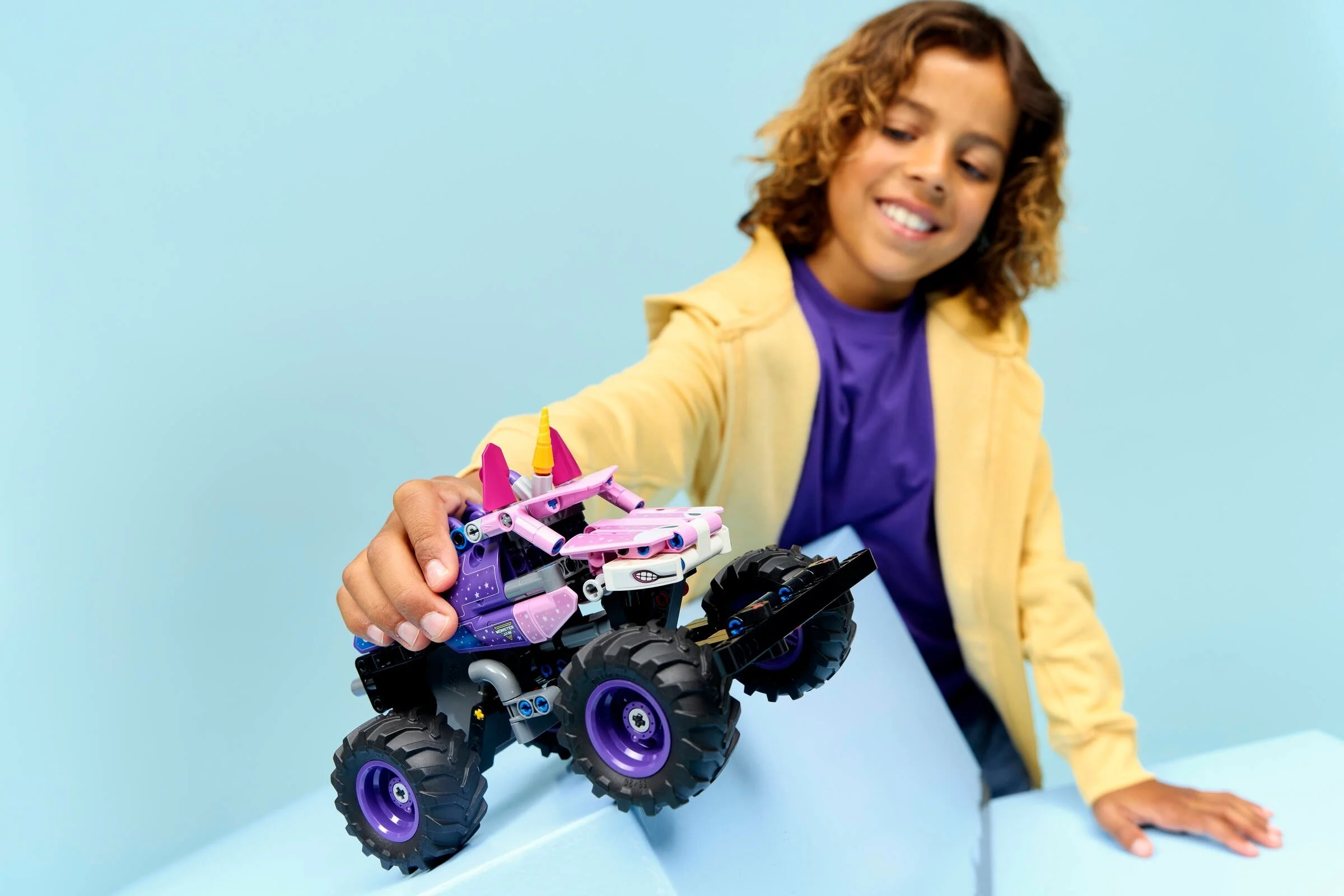 LEGO® 42220 Monster Jam™ Sparkle Smash™ z Napędem Typu Pull-Back - zdjęcie 4