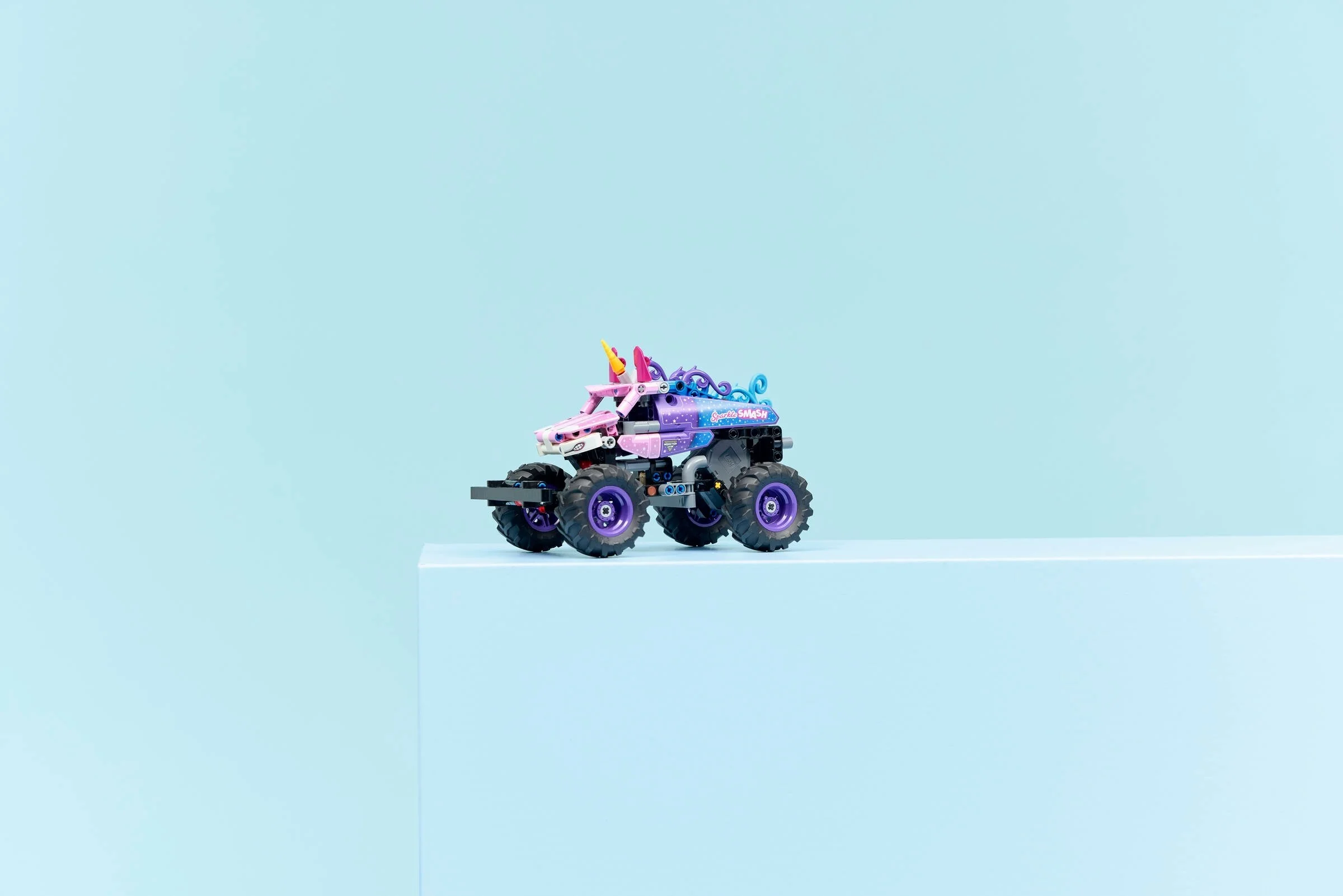LEGO® 42220 Monster Jam™ Sparkle Smash™ z Napędem Typu Pull-Back - zdjęcie 8
