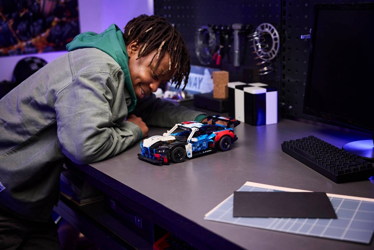 LEGO® 42226 Samochód wyścigowy BMW M4 GT3 EVO - zdjęcie 11