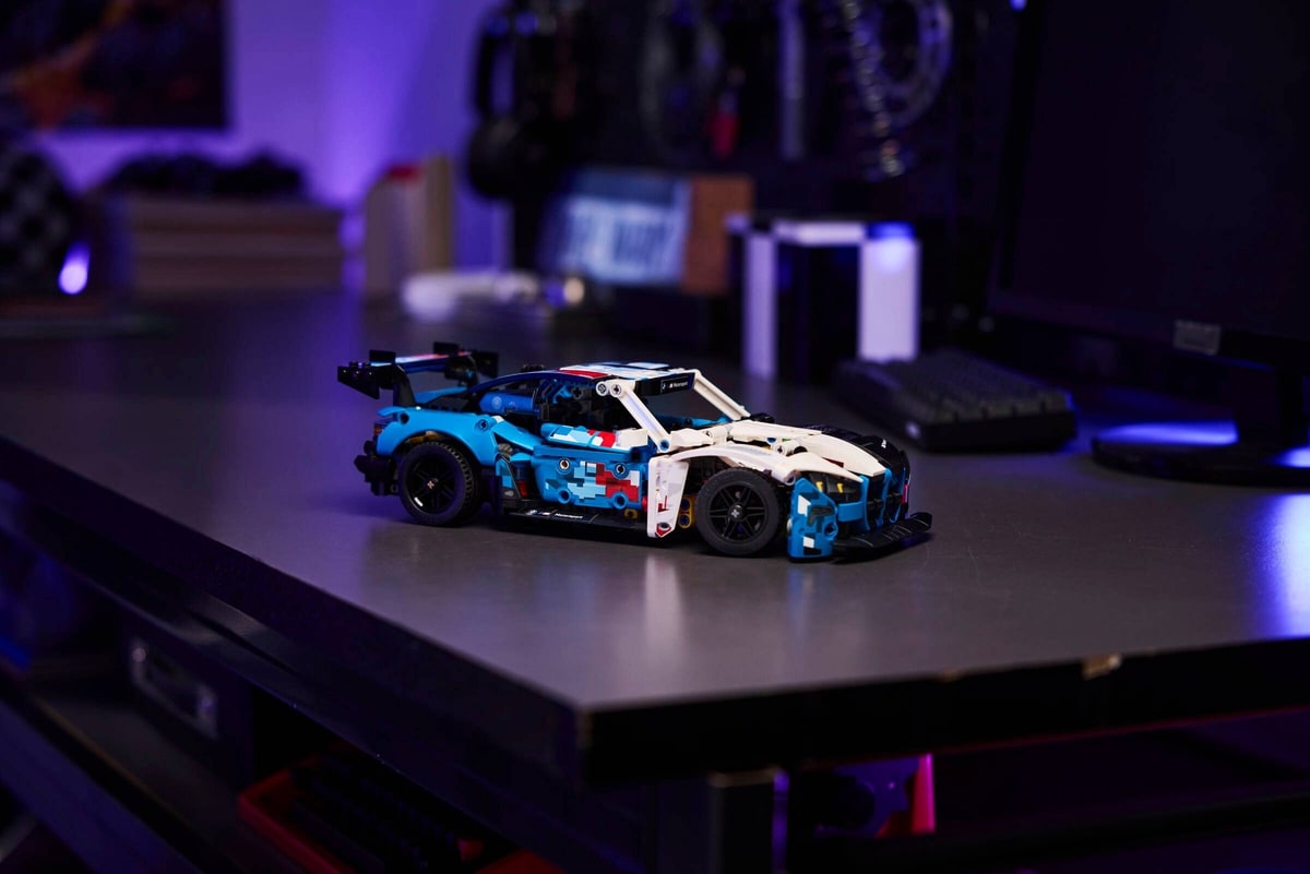 LEGO® 42226 Samochód wyścigowy BMW M4 GT3 EVO - zdjęcie 12
