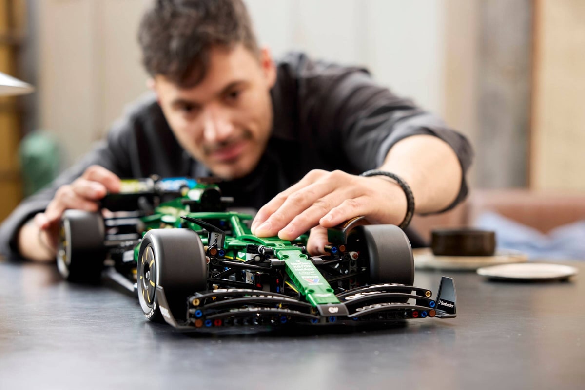 LEGO® 42240 Bolid F1 Aston Martin Aramco AMR25 - zdjęcie 11