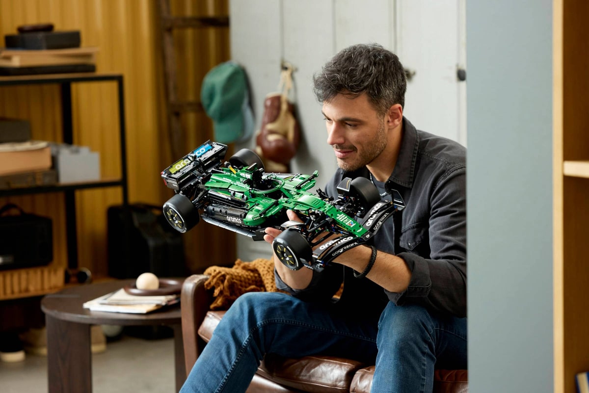 LEGO® 42240 Bolid F1 Aston Martin Aramco AMR25 - zdjęcie 15