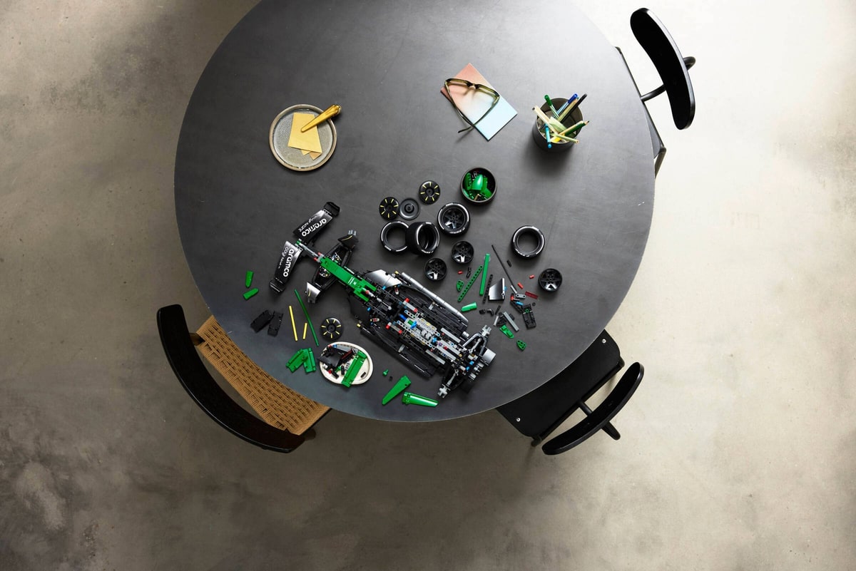 LEGO® 42240 Bolid F1 Aston Martin Aramco AMR25 - zdjęcie 4