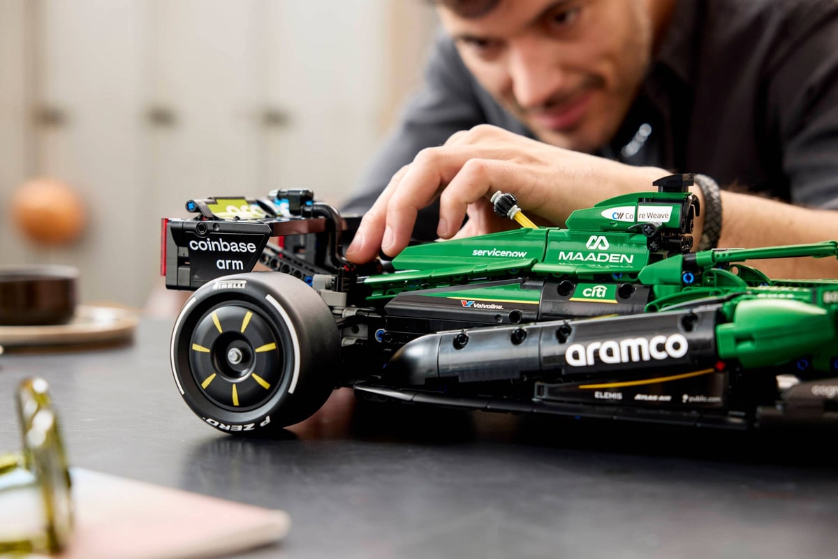 LEGO® 42240 Bolid F1 Aston Martin Aramco AMR25 - zdjęcie 8