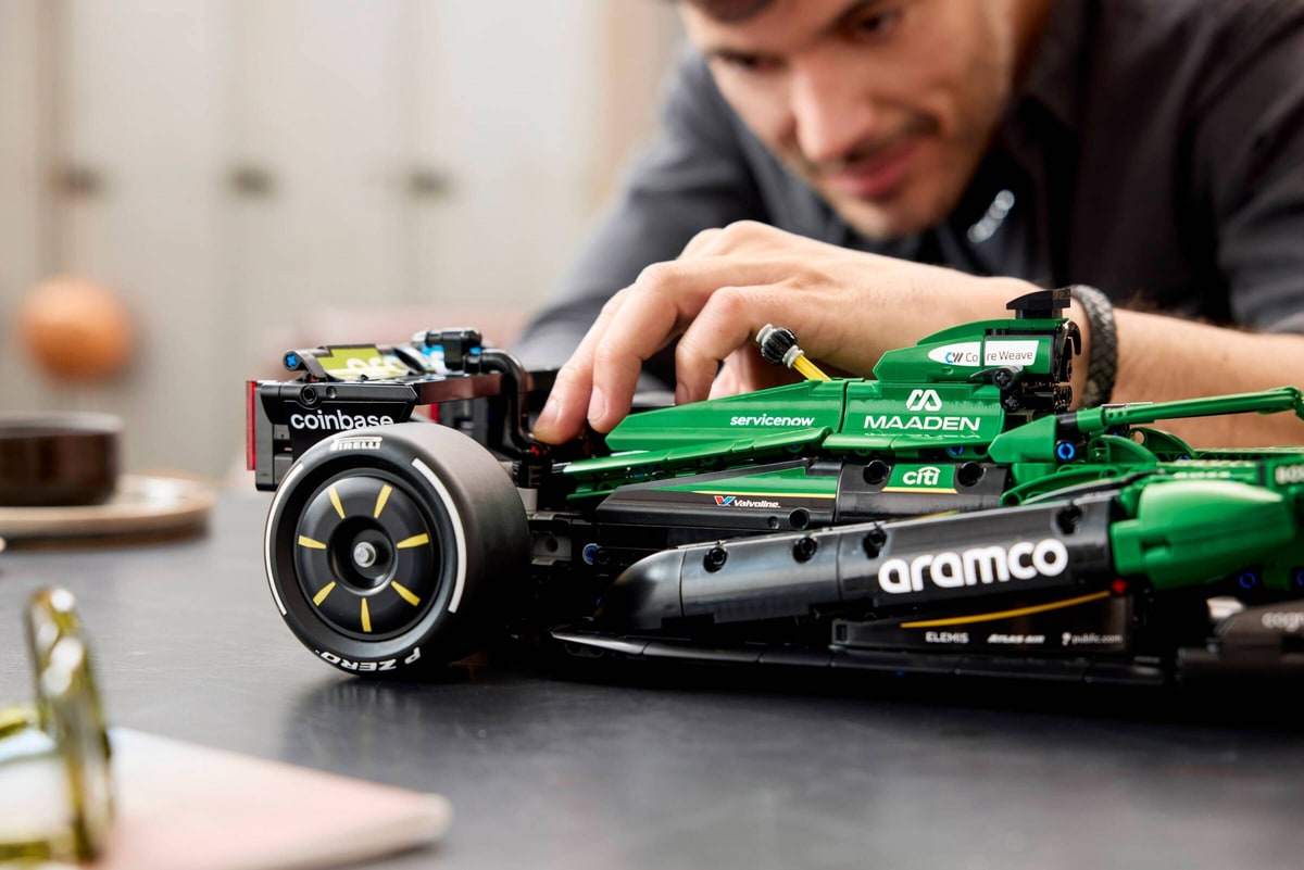 LEGO® 42240 Bolid F1 Aston Martin Aramco AMR25 - zdjęcie 9