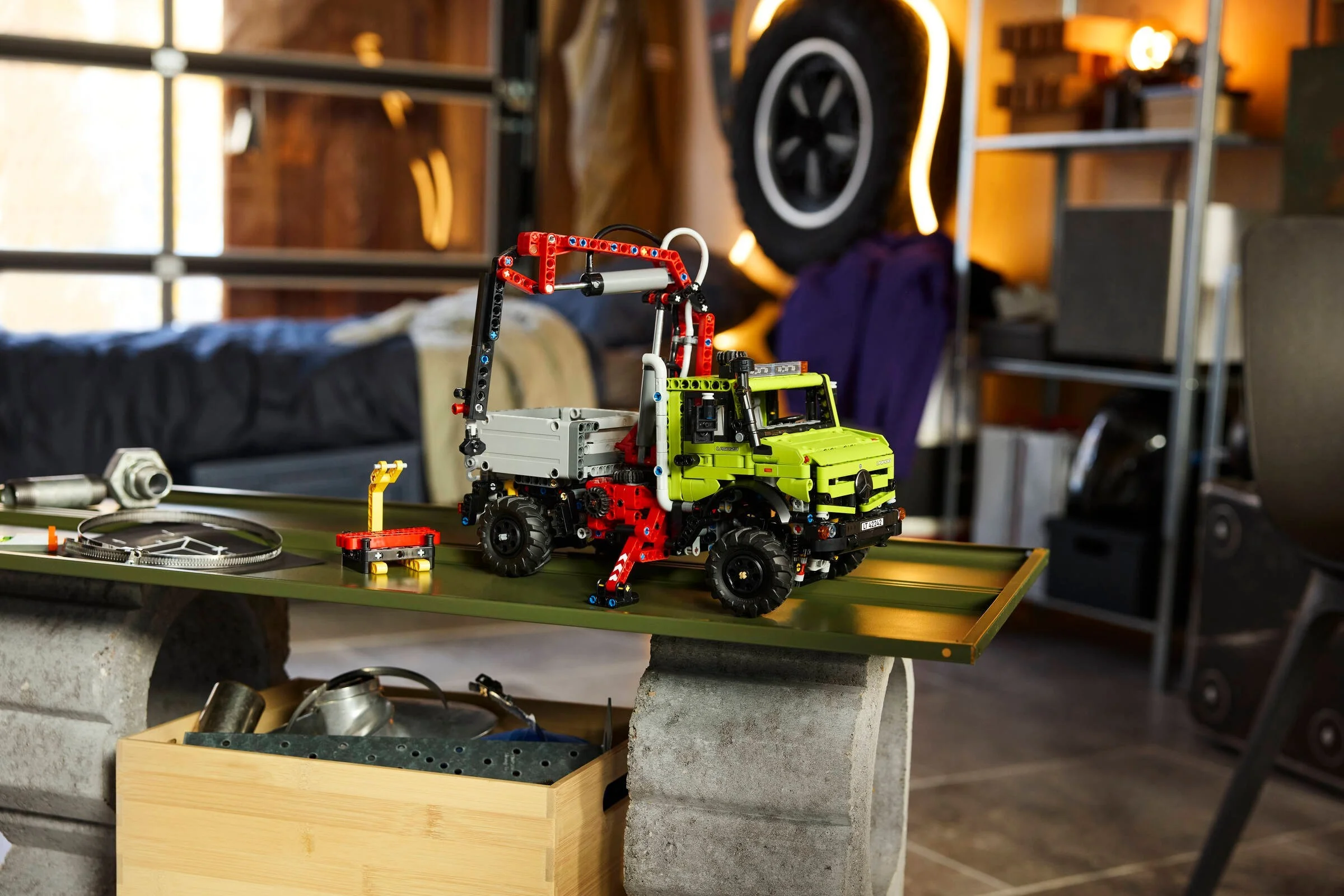 LEGO® 42242 Mercedes-Benz Unimog U 5023 z dźwigiem - zdjęcie 8