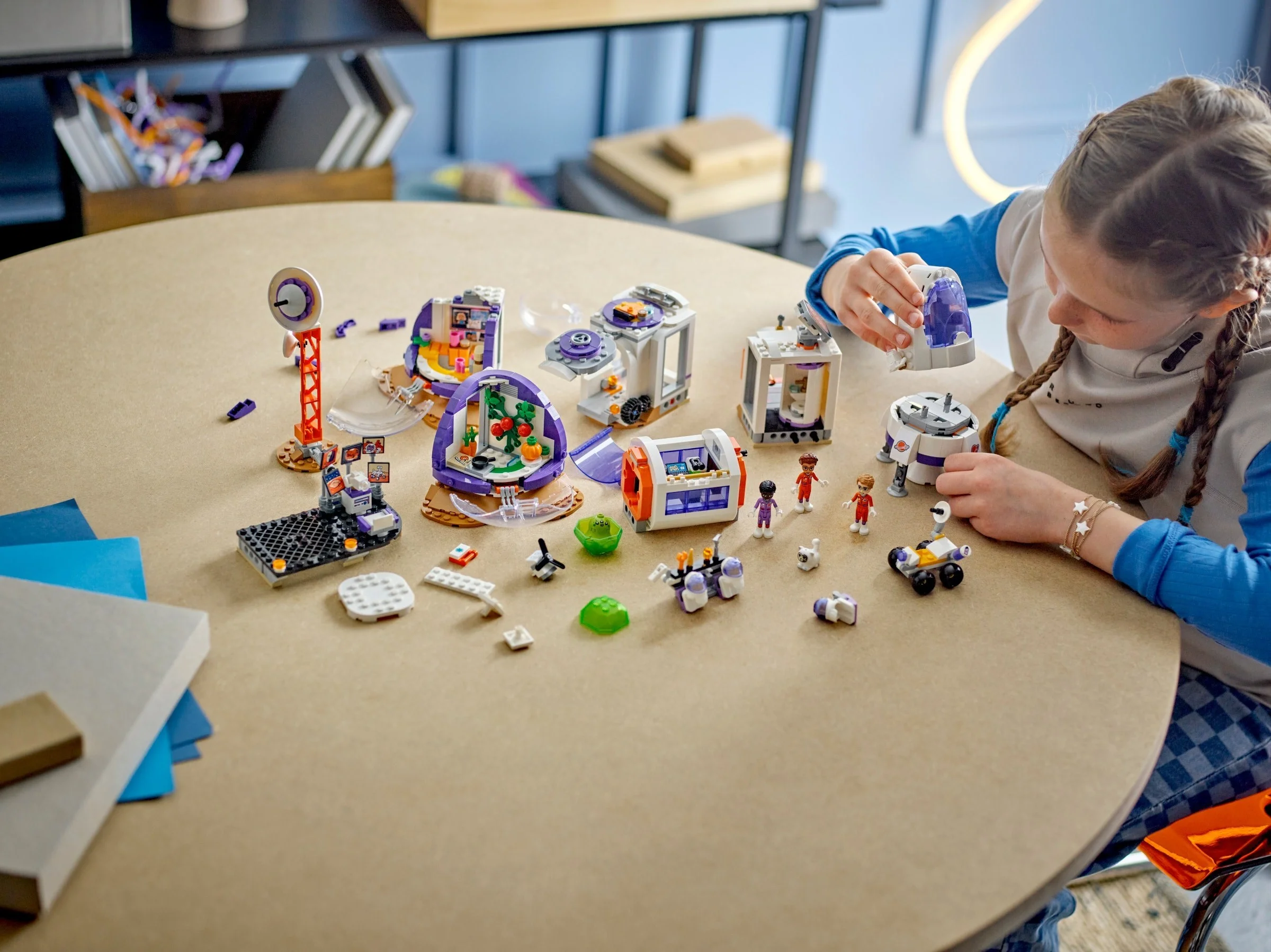 LEGO® 42605 Stacja kosmiczna i rakieta - zdjęcie 12